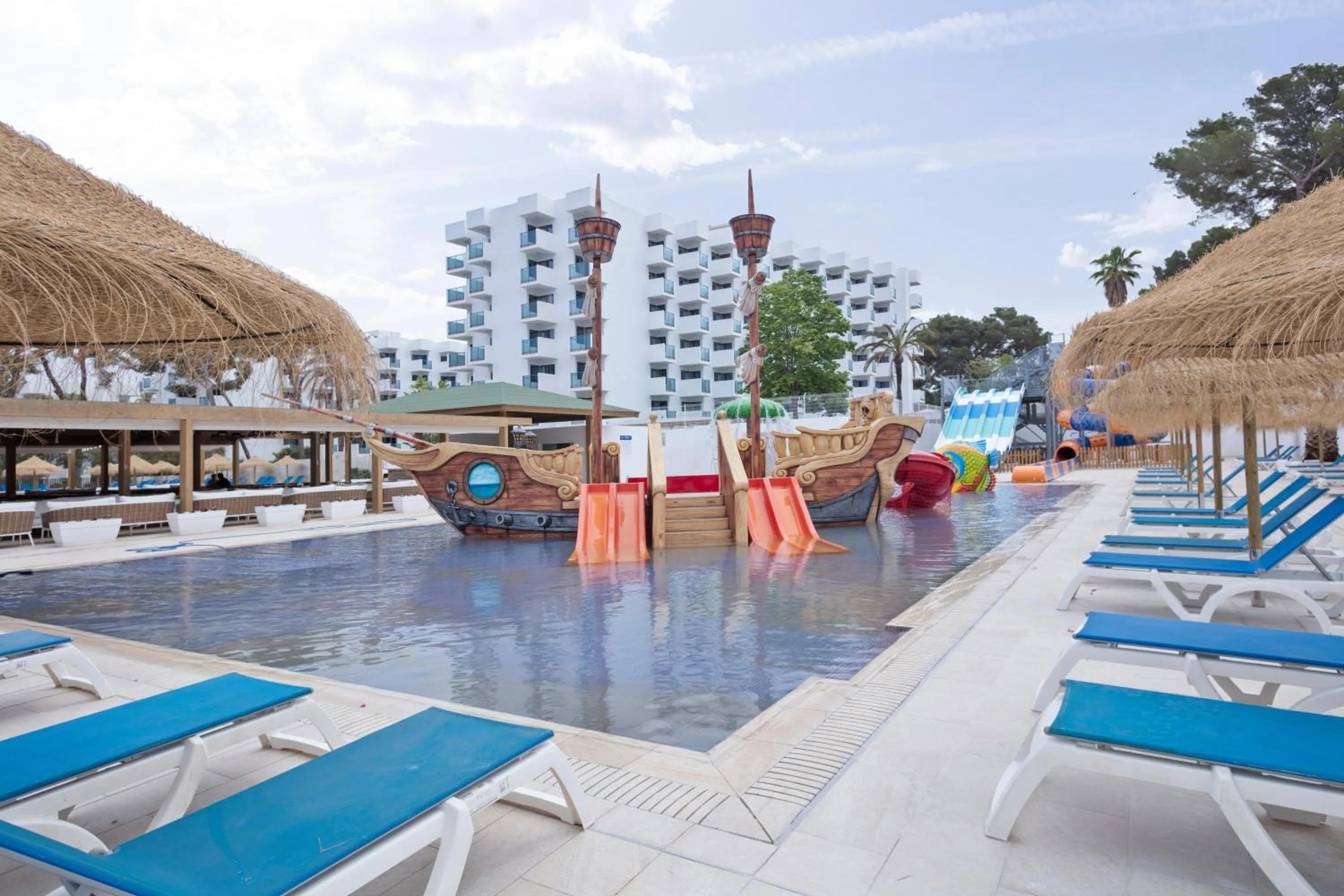 Swimming pool in Hotel Best Delta