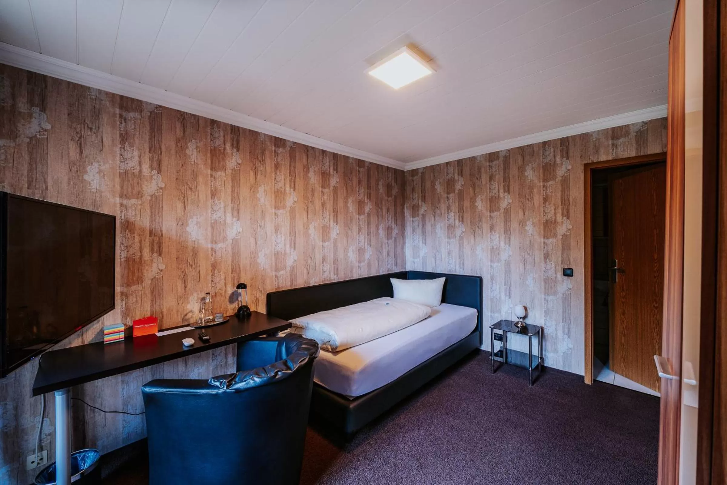 Photo of the whole room, Bed in RobrookS Hotel Garni