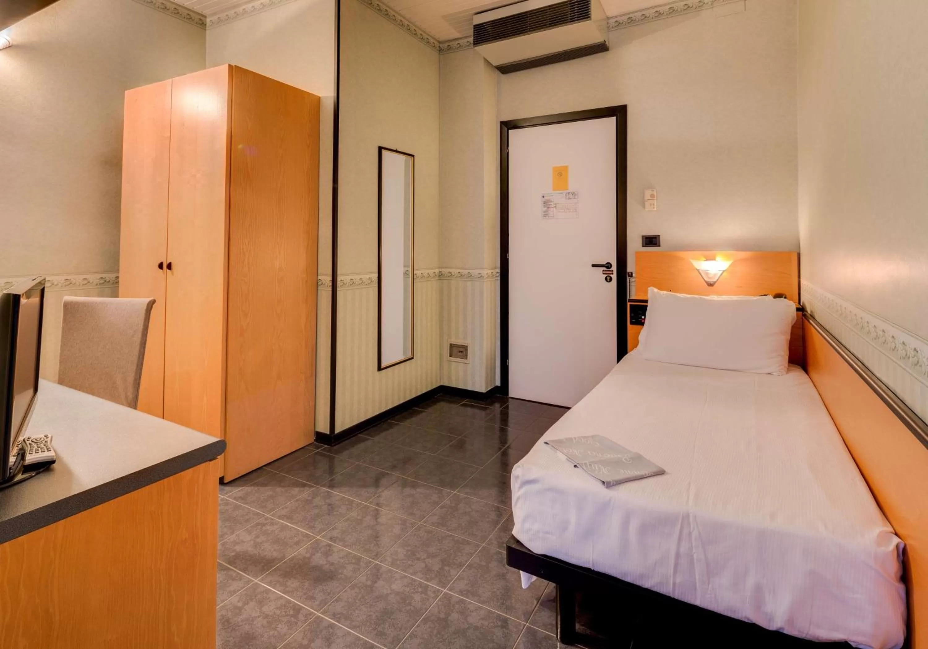 Photo of the whole room, Bed in Hotel San Donato - Bologna centro