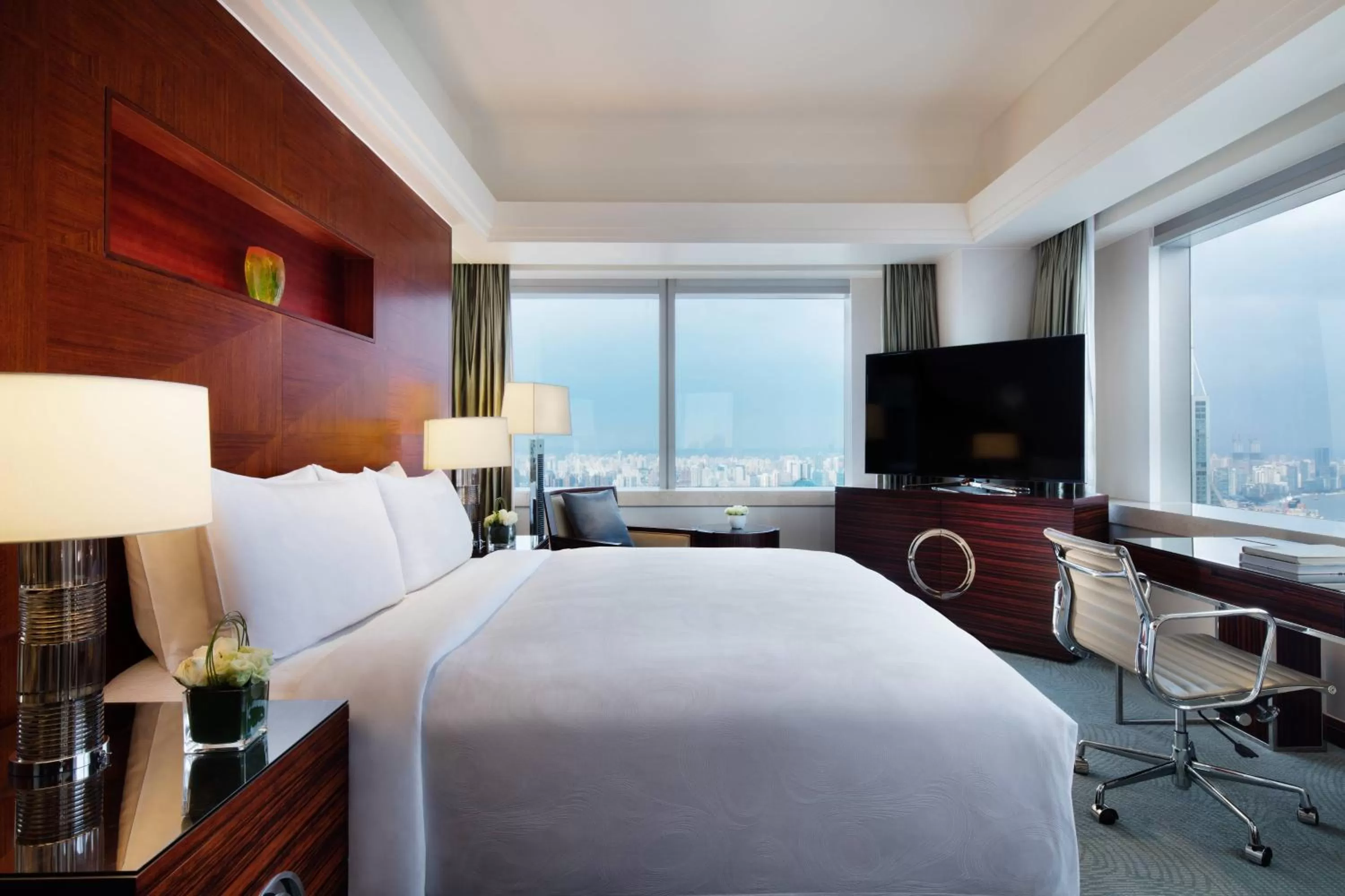 Photo of the whole room, Bed in JW Marriott Shanghai at Tomorrow Square