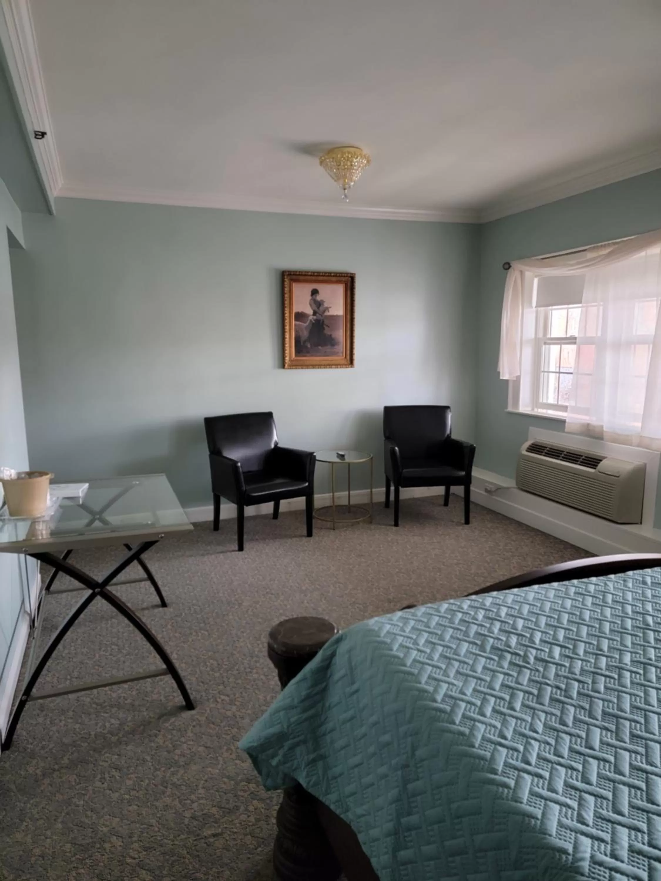 Seating area, Bed in Lowell Inn