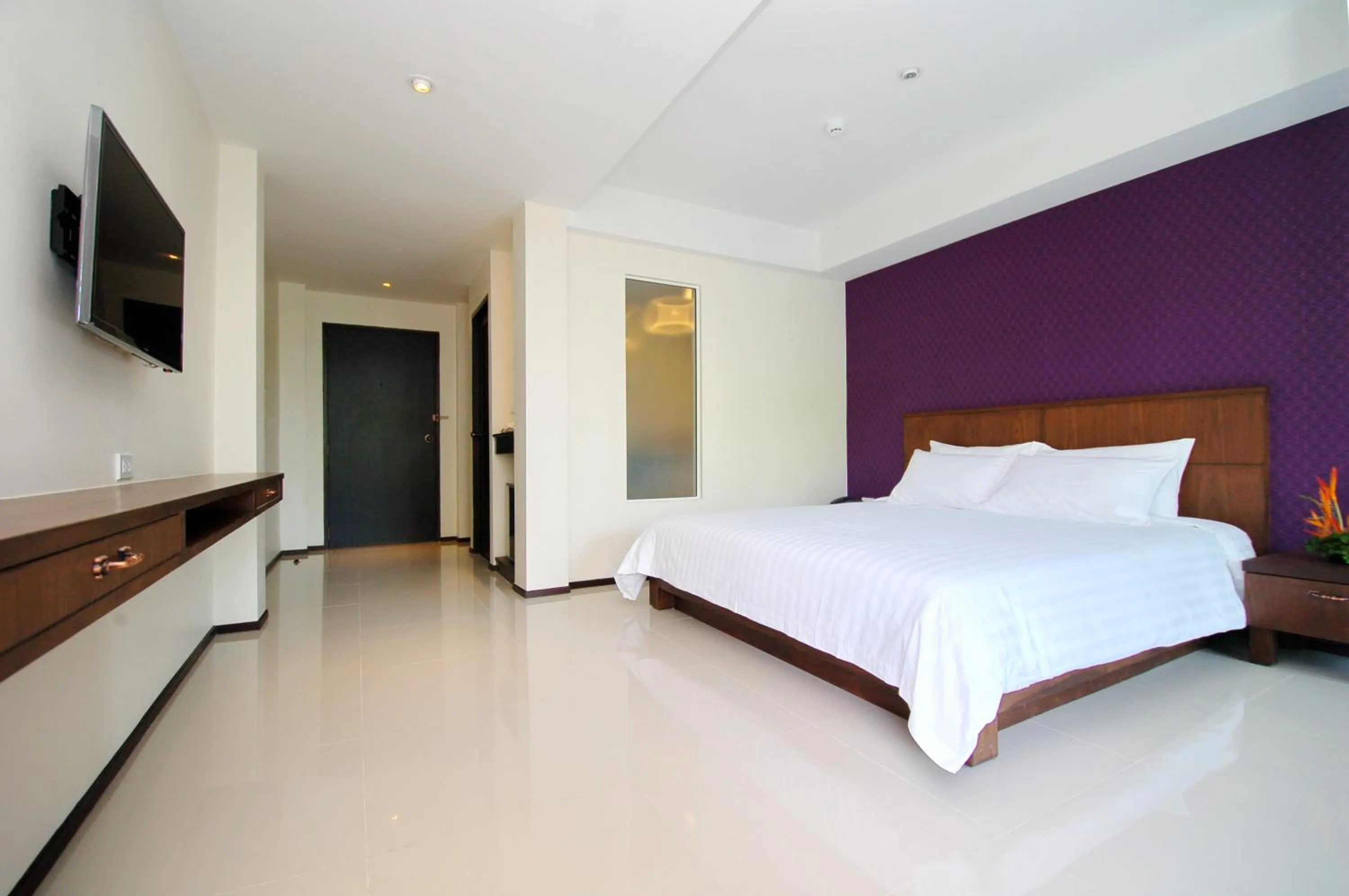 Photo of the whole room, Bed in Lub Sbuy House Hotel - SHA
