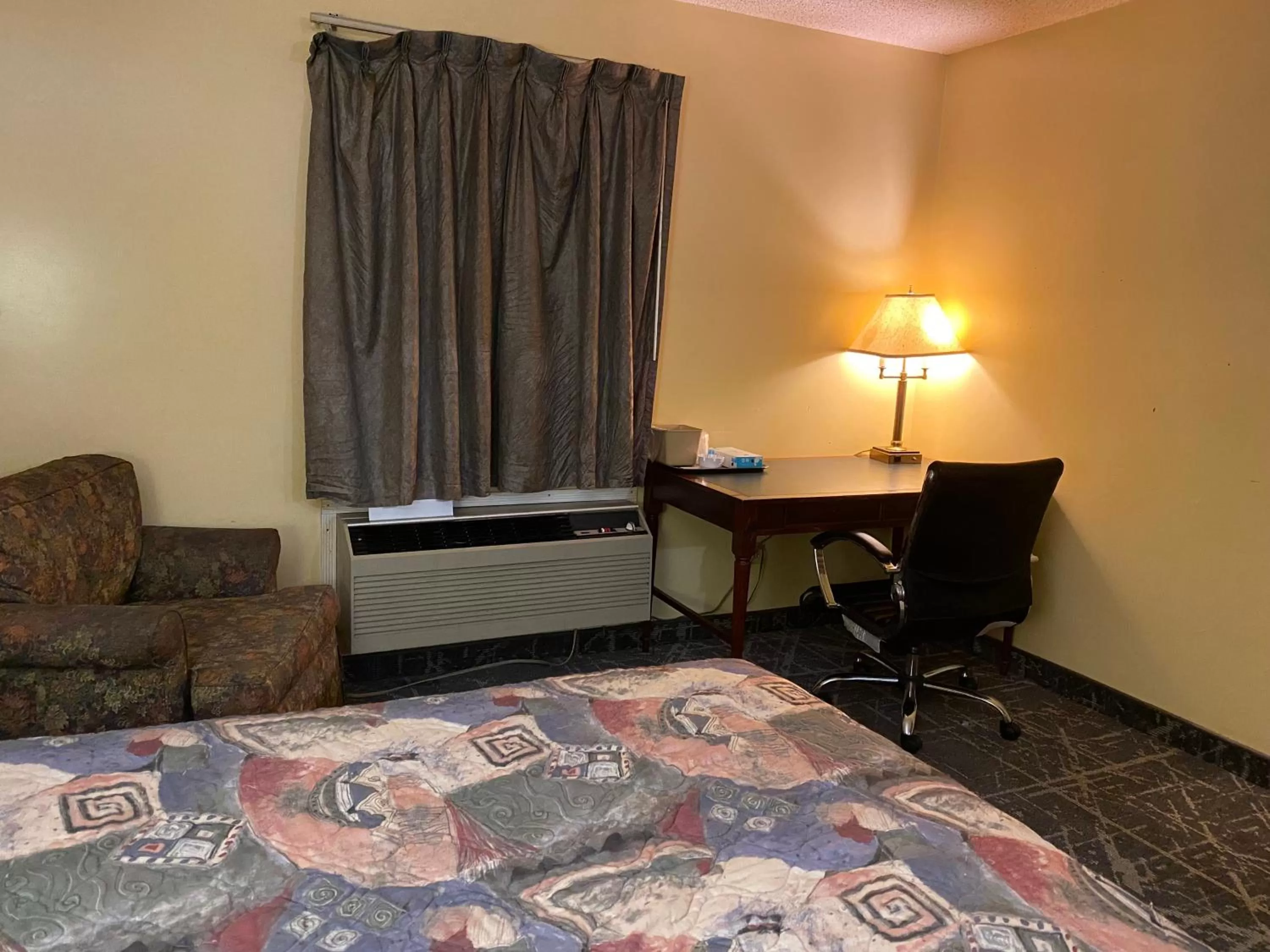 View (from property/room), Bed in Knights Inn & Suites Dublin