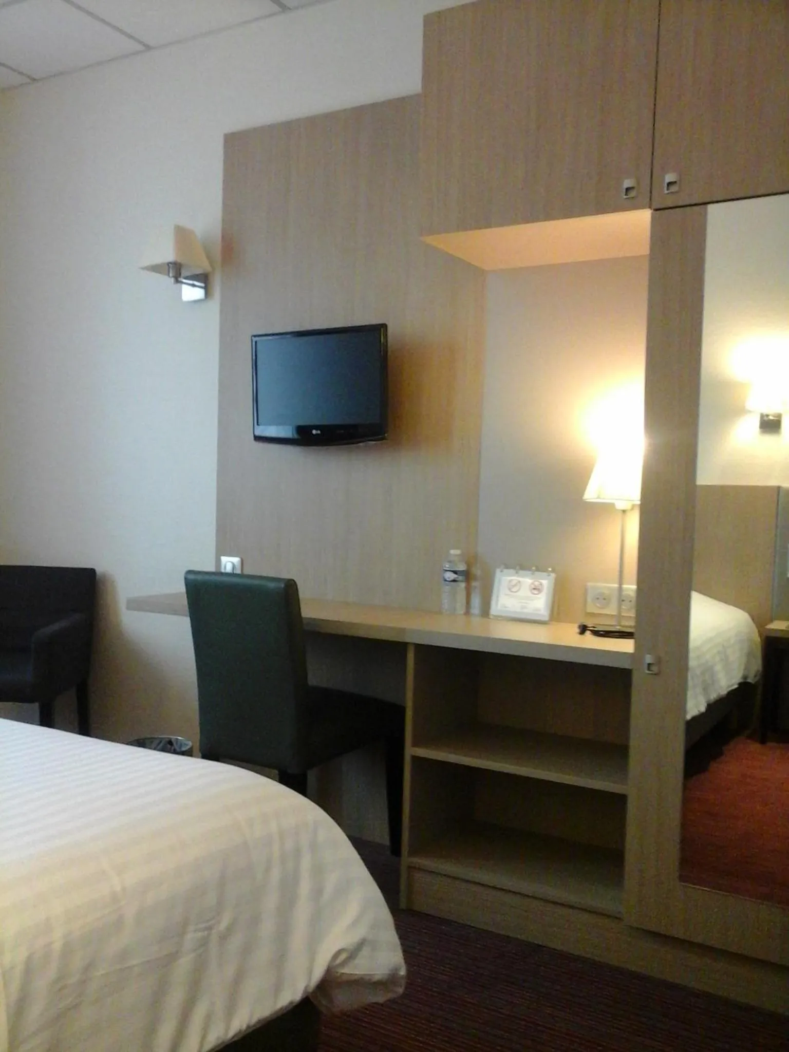 Seating area, Bed in Hôtel Carmin