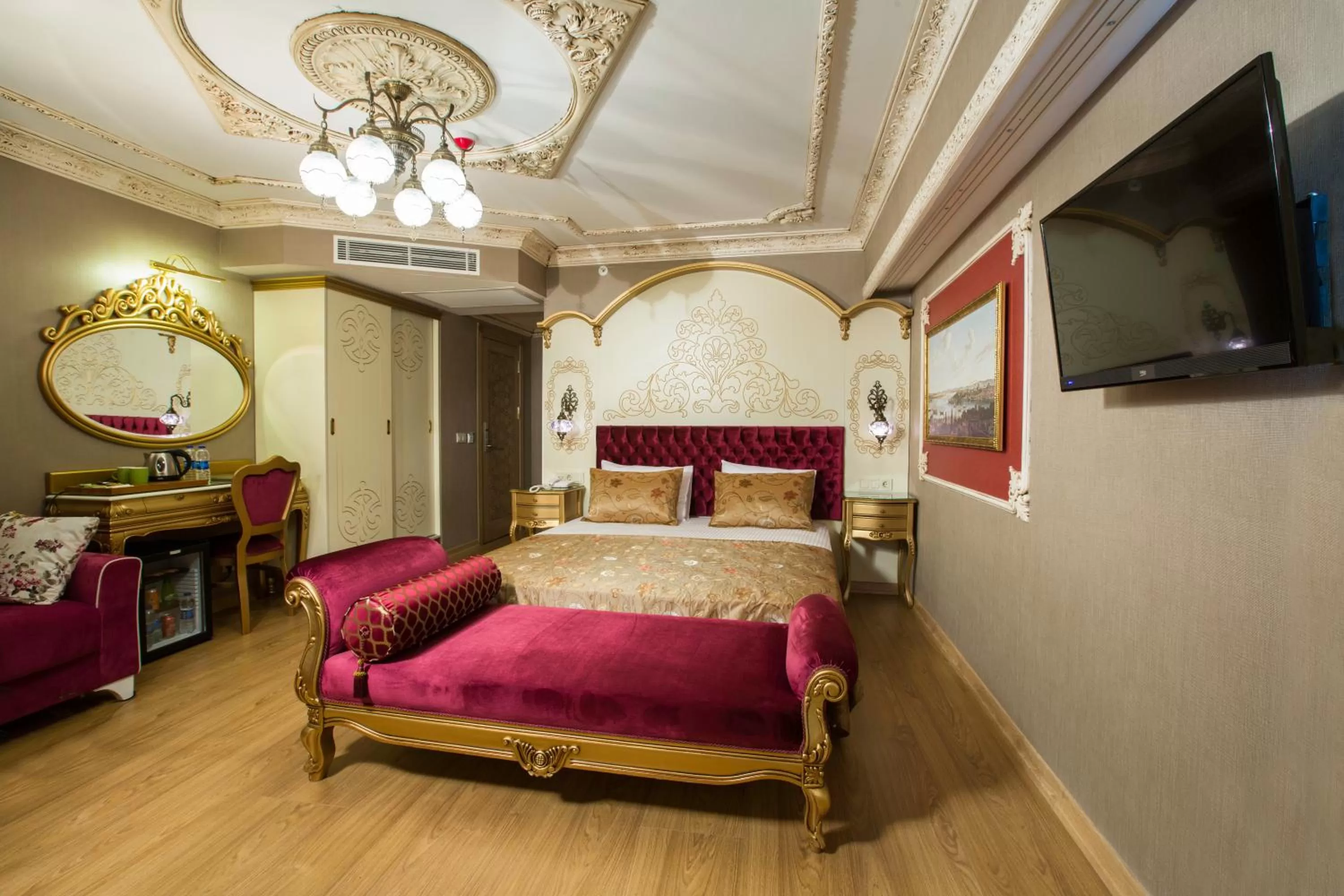 Deluxe Corner Suite in Phosphorion