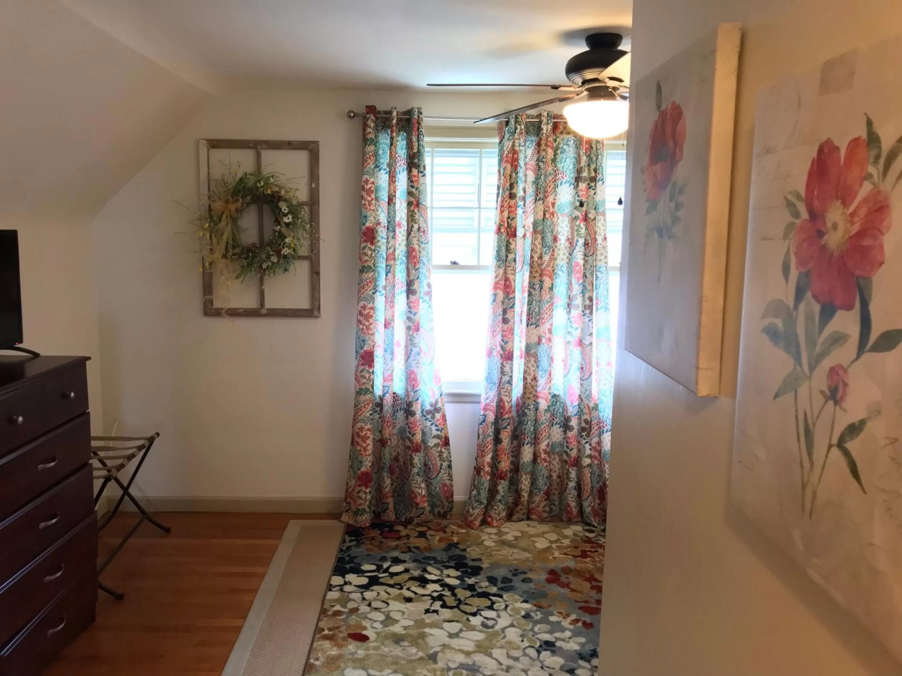 Bedroom, TV/Entertainment Center in The Little Italy of Niagara Falls Bed & Breakfast