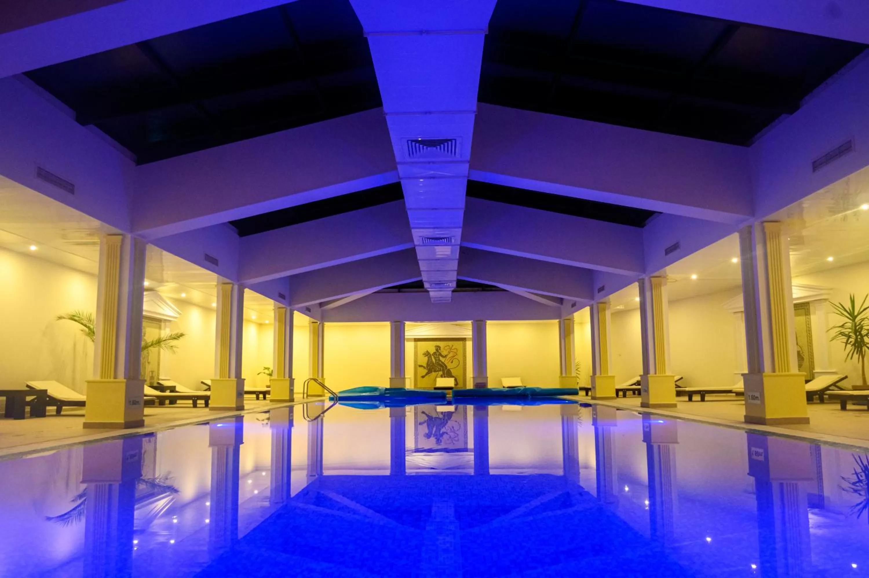 Swimming pool in Parklands Hotel & Pool