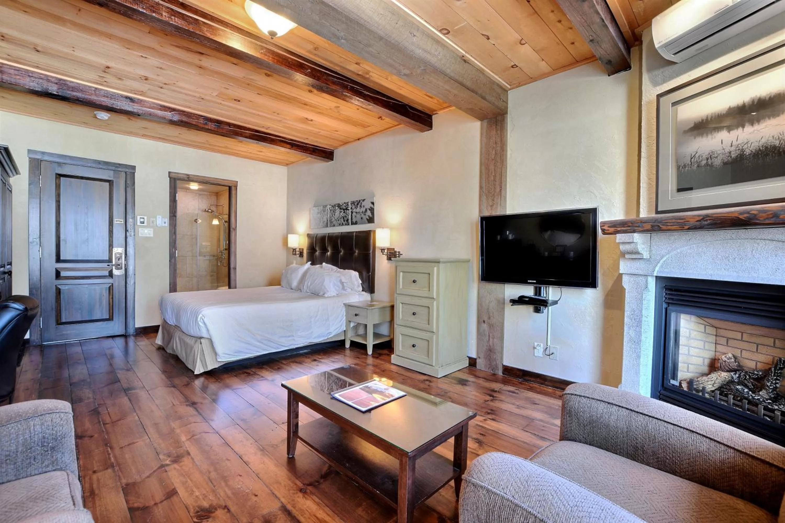 Bed in Les Condos Du Lac Taureau- Rooms & Condos