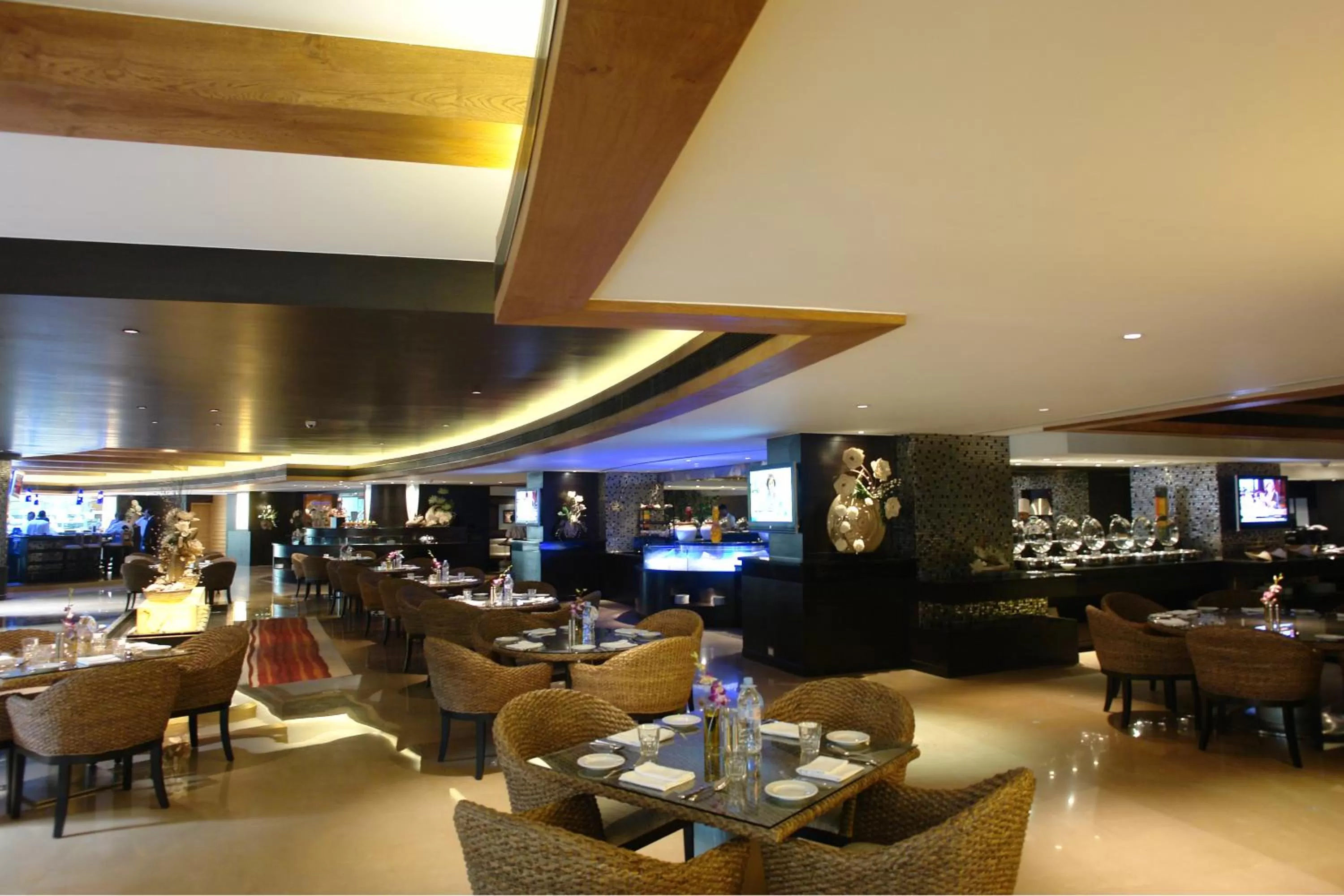 Restaurant/places to eat in Hotel Sahara Star