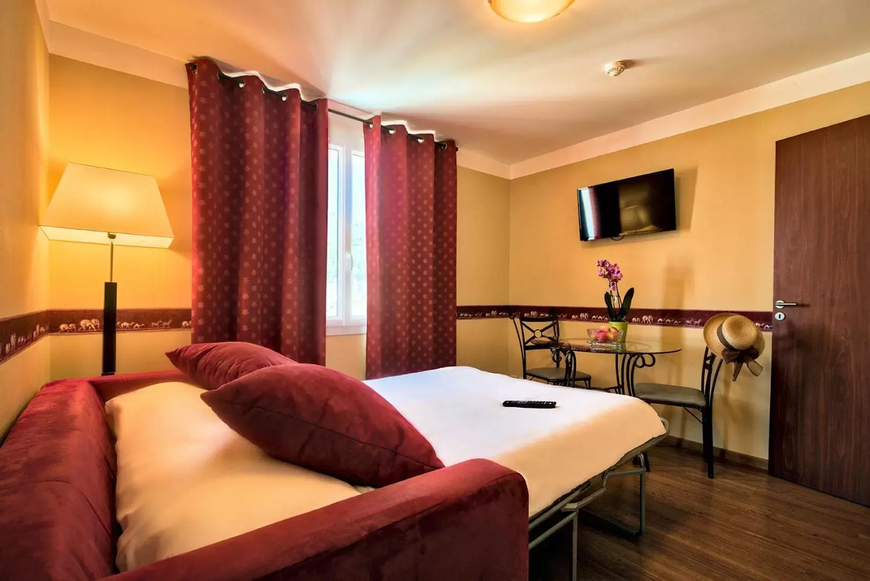 Standard Studio in Zenitude Hôtel-Résidences Les Jardins de Lourdes Standard Studio in Zenitude Hôtel-Résidences Les Jardins de Lourdes