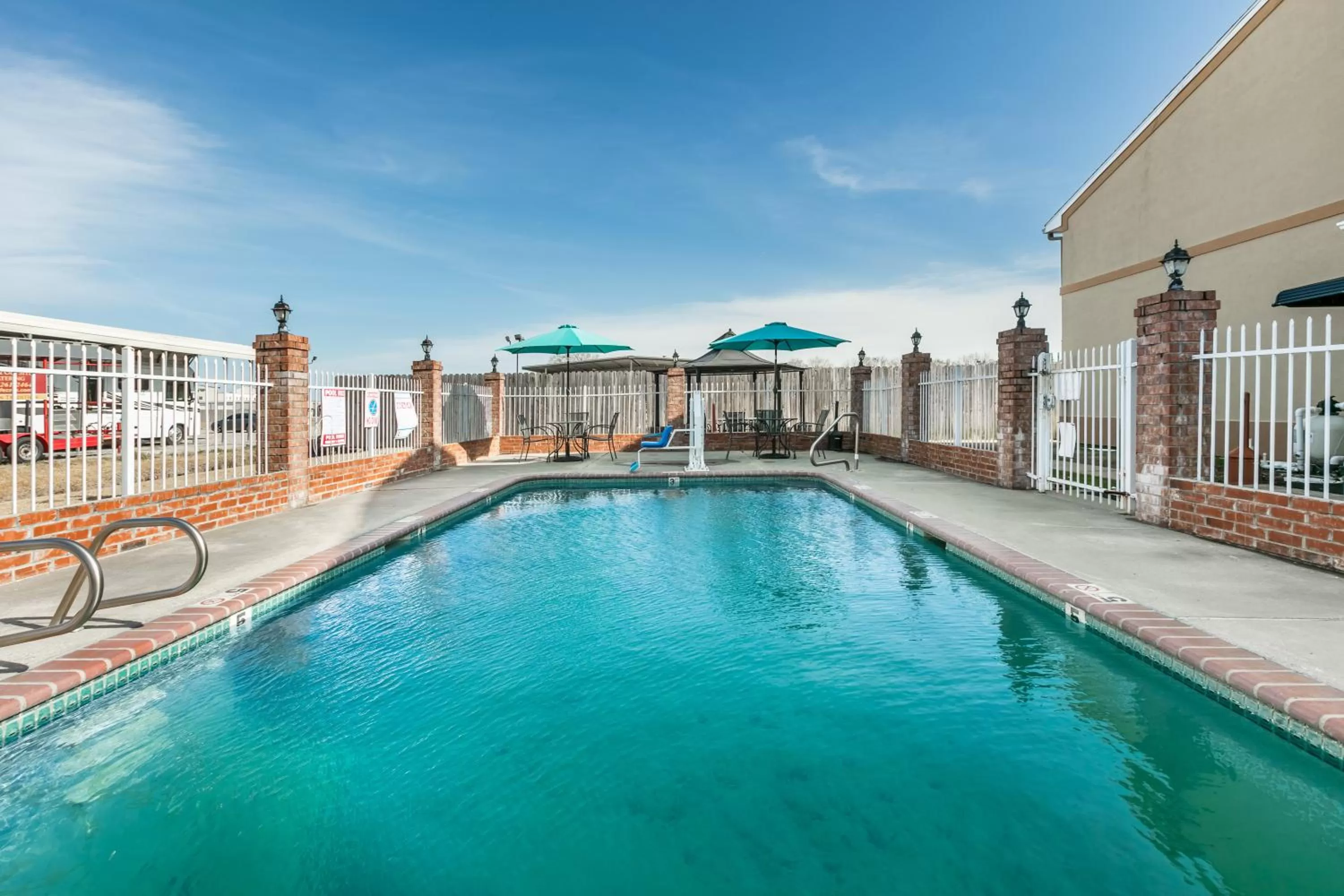 Swimming pool in Howard Johnson by Wyndham Scott Lafayette