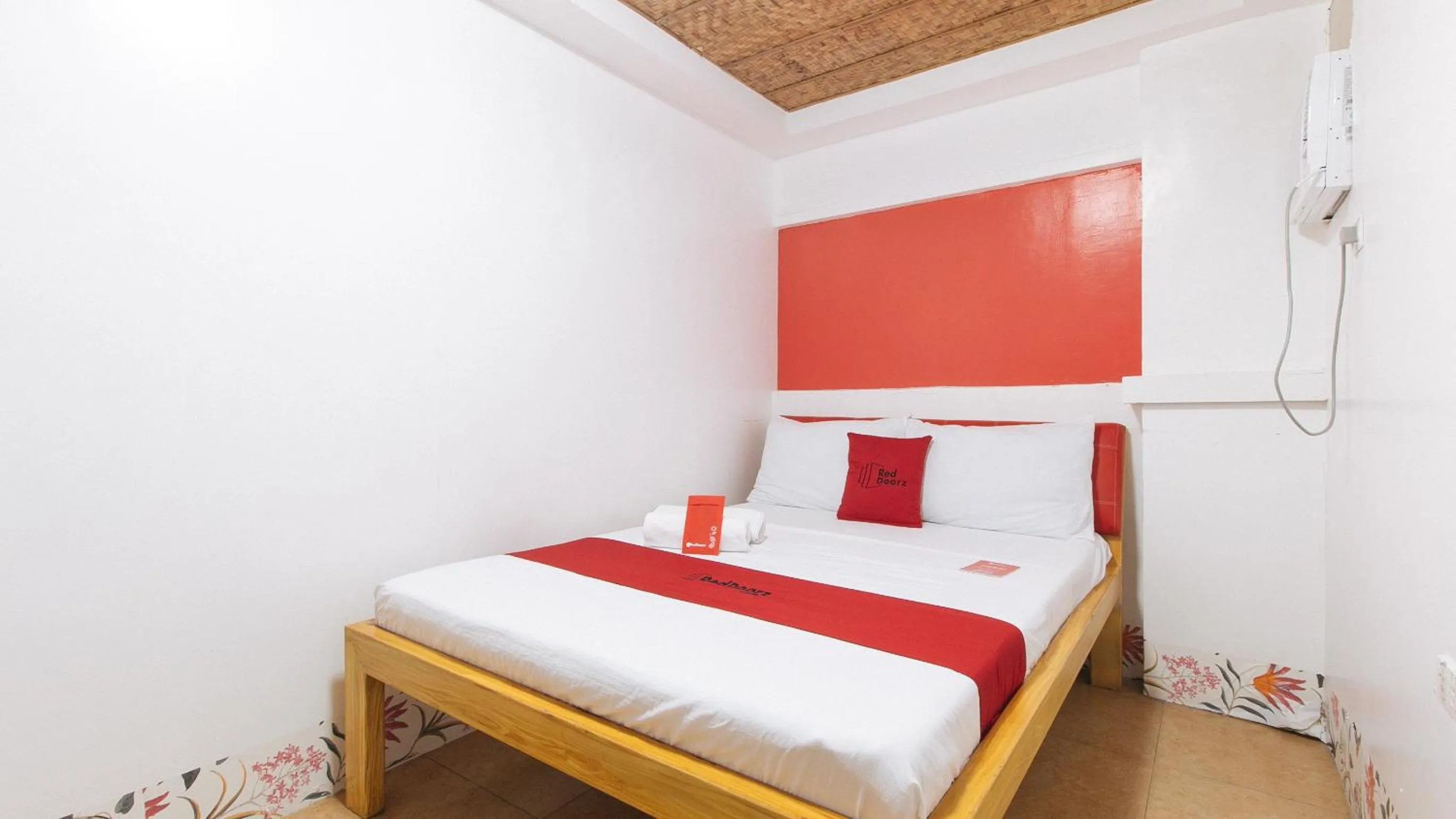 Photo of the whole room, Bed in RedDoorz at DBuilders Rooms Ph1 Taguig