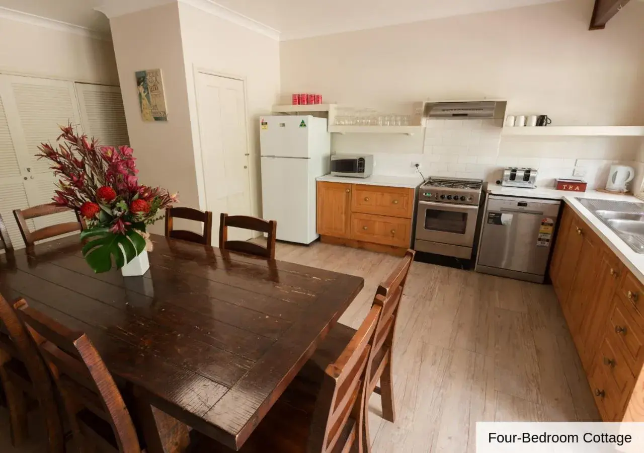 Four-Bedroom Cottage in Pokolbin Village Estate Four-Bedroom Cottage in Pokolbin Village Estate