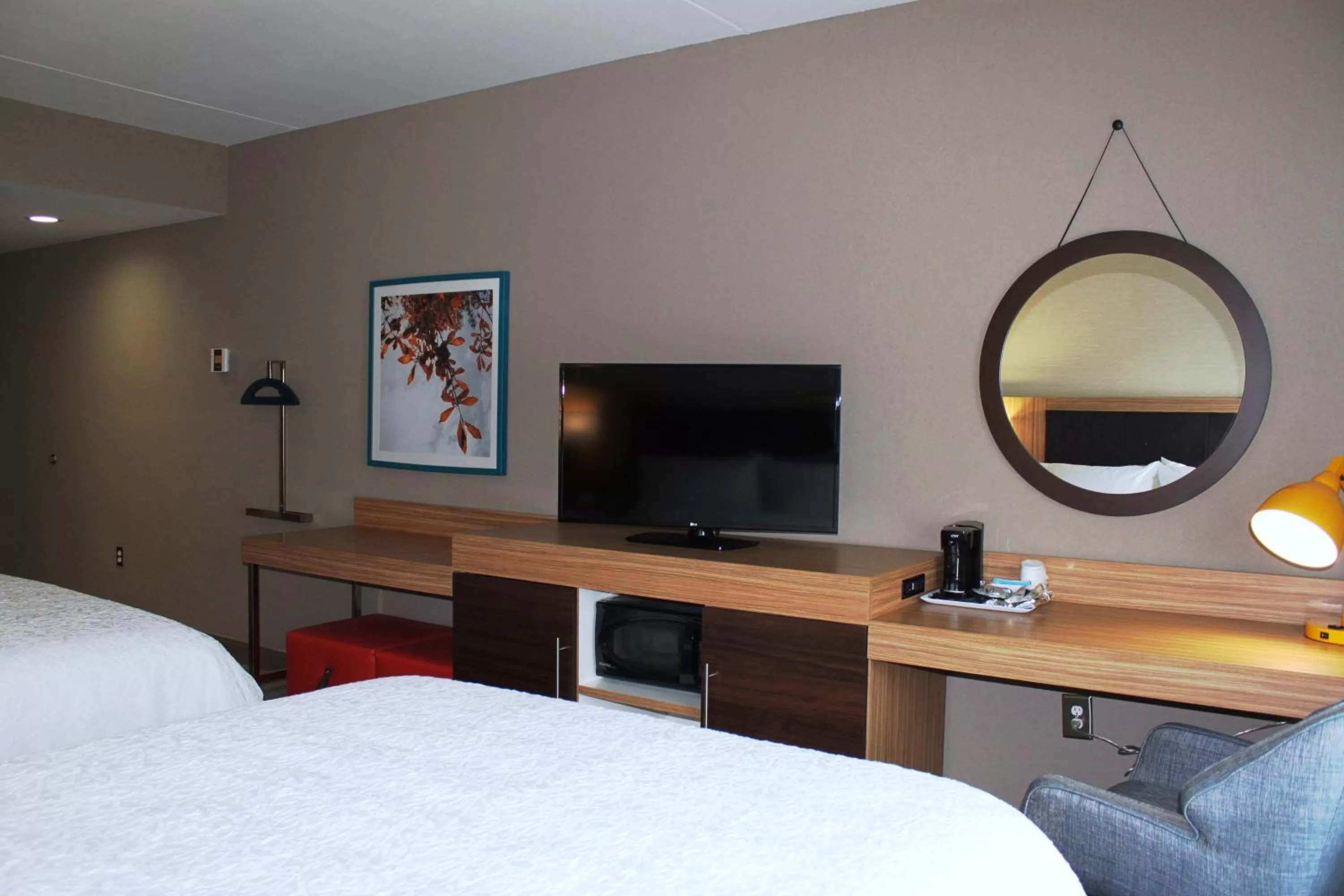 Bedroom, Bed in Hampton Inn Forsyth