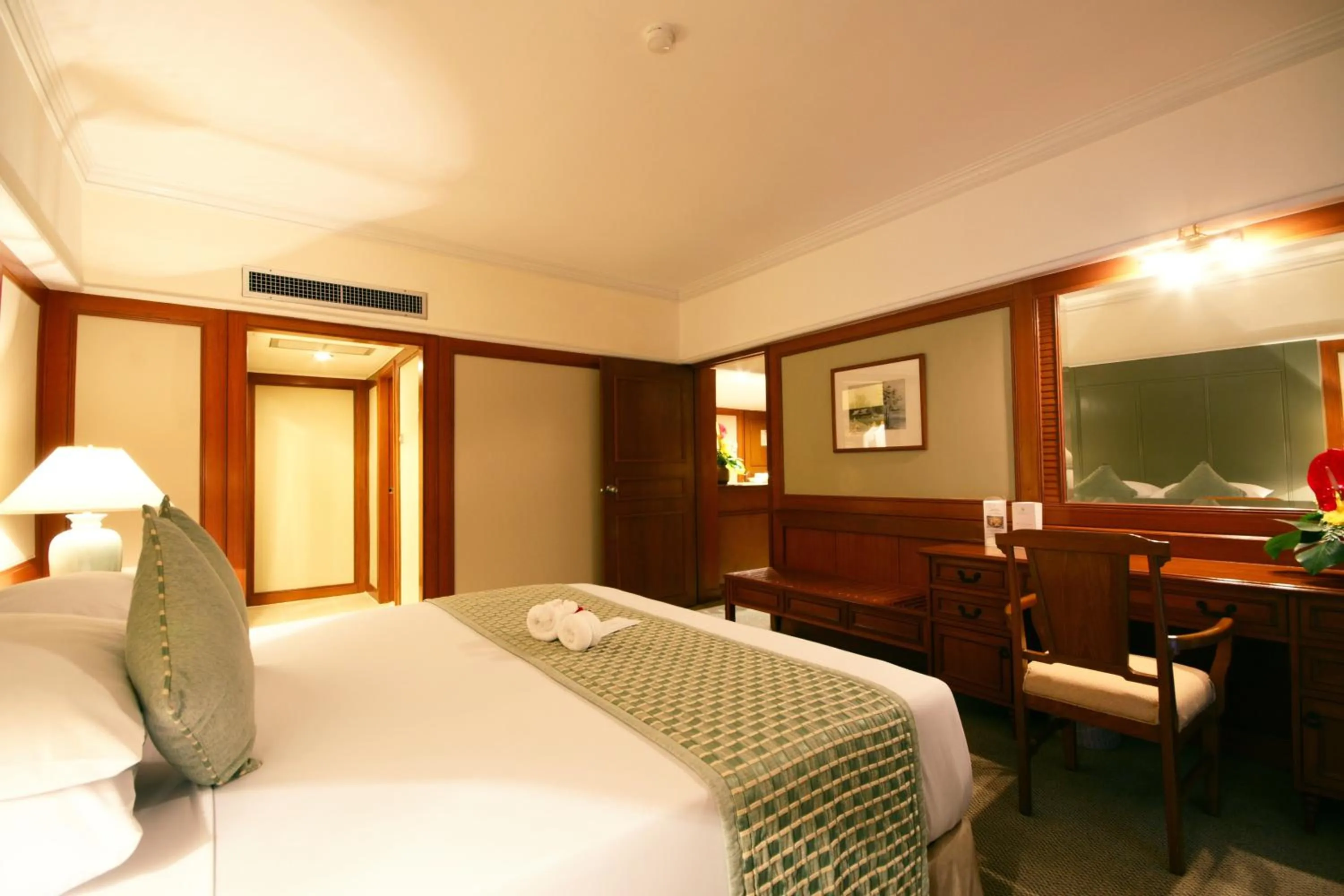 Photo of the whole room, Bed in Bangkok Palace Hotel