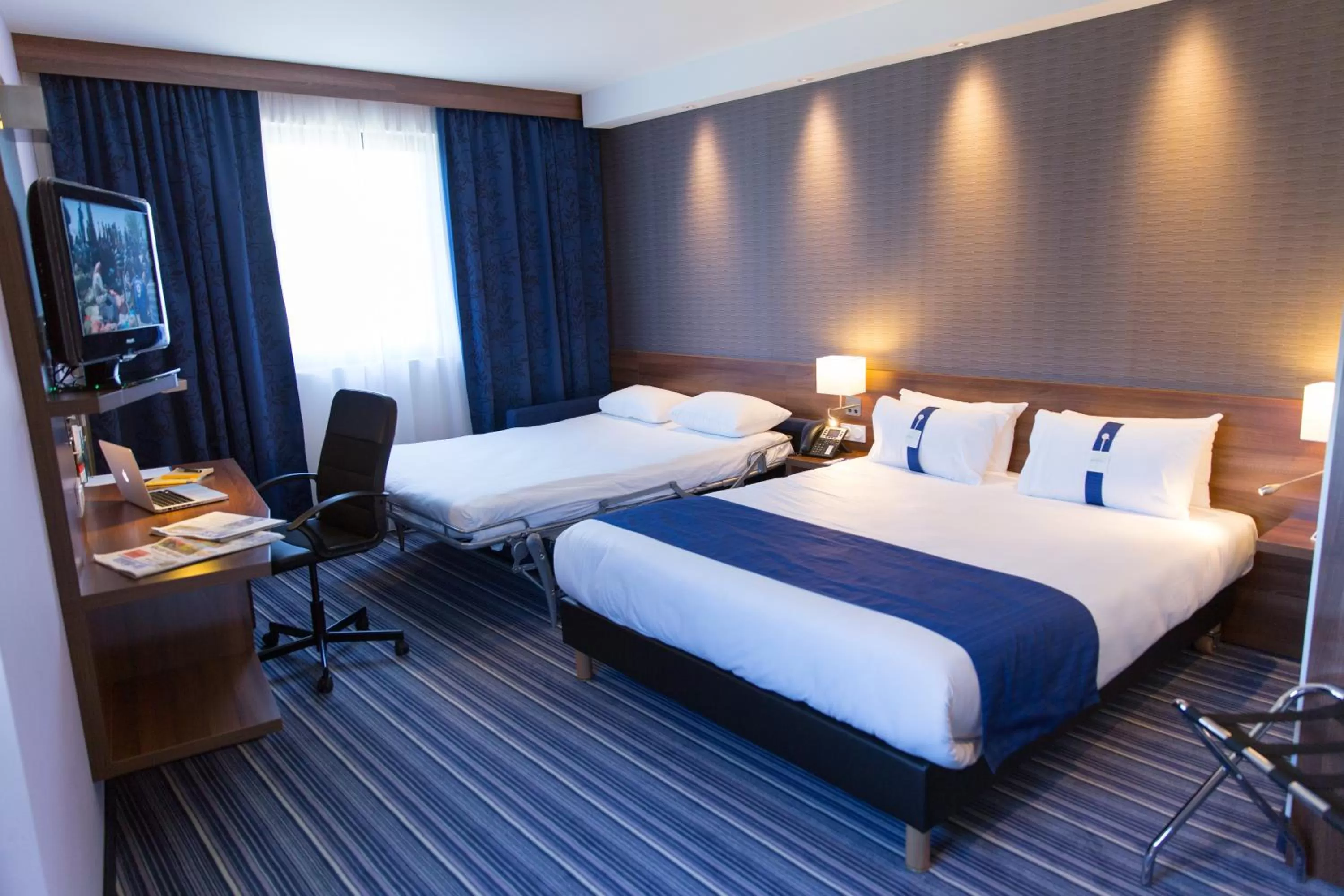 Photo of the whole room, Bed in Holiday Inn Express Toulon - Est by IHG