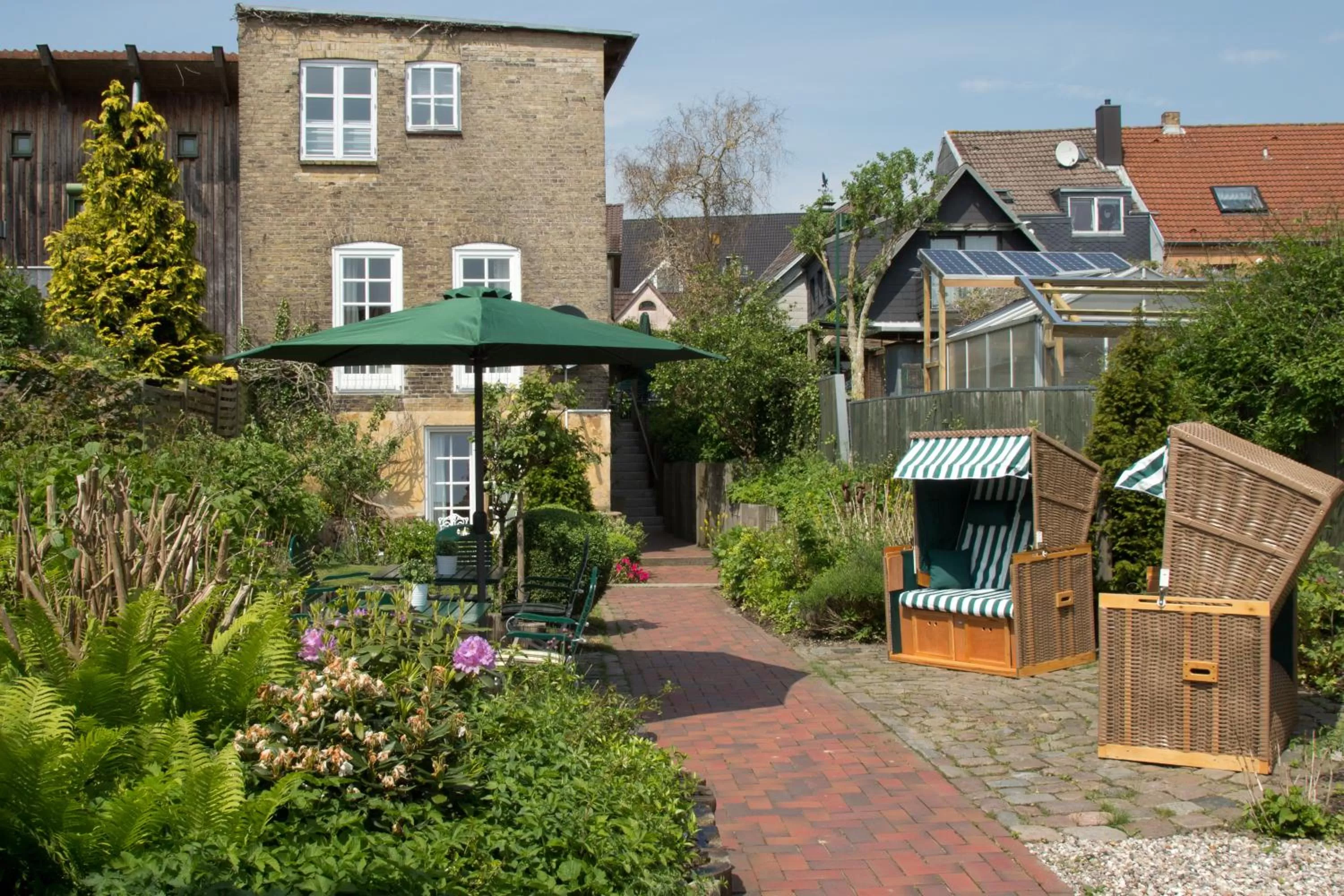 Garden, Property Building in Hotel Bed & Breakfast am Dom