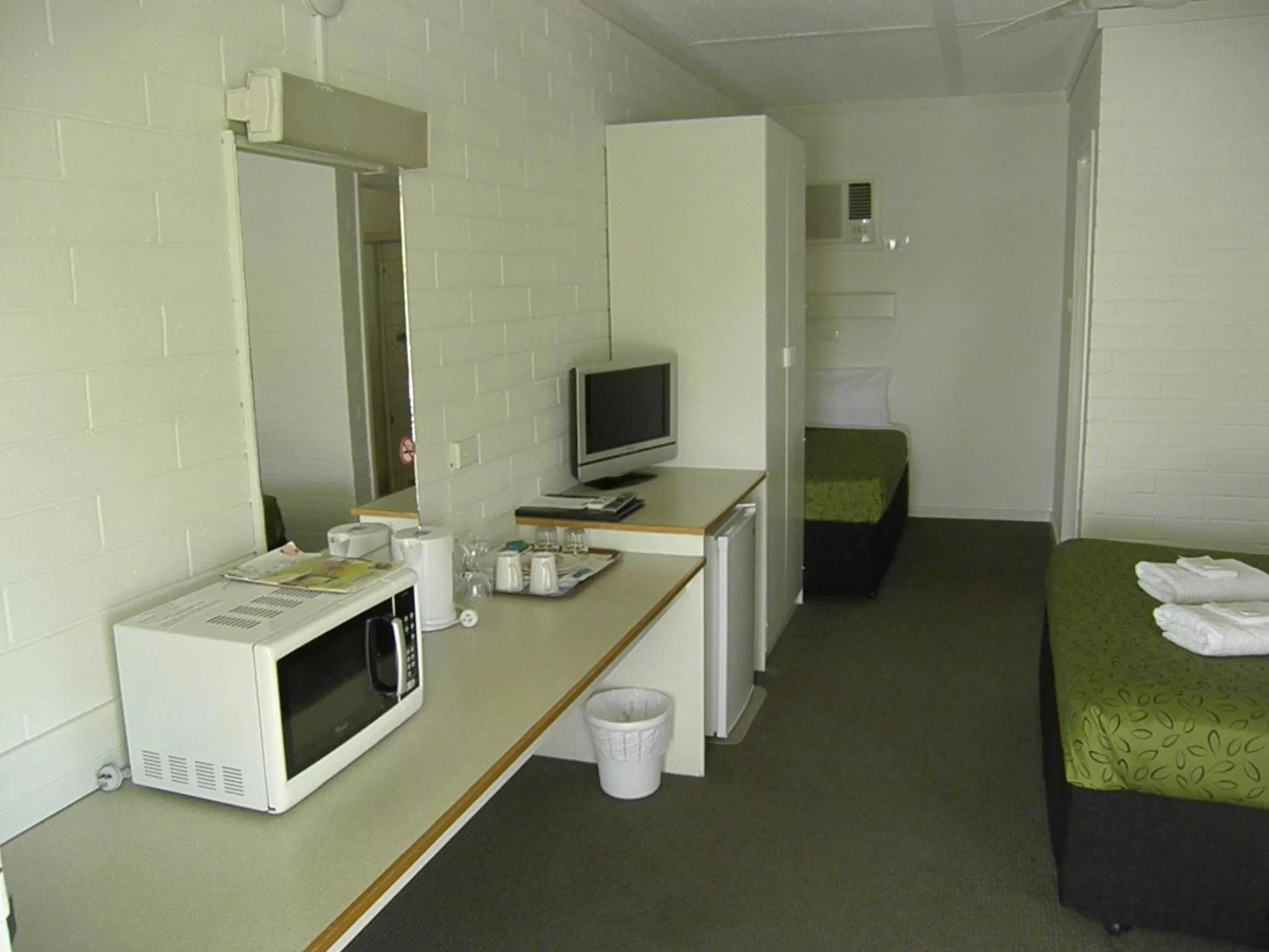 Photo of the whole room, TV/Entertainment Center in 7th Street Motel