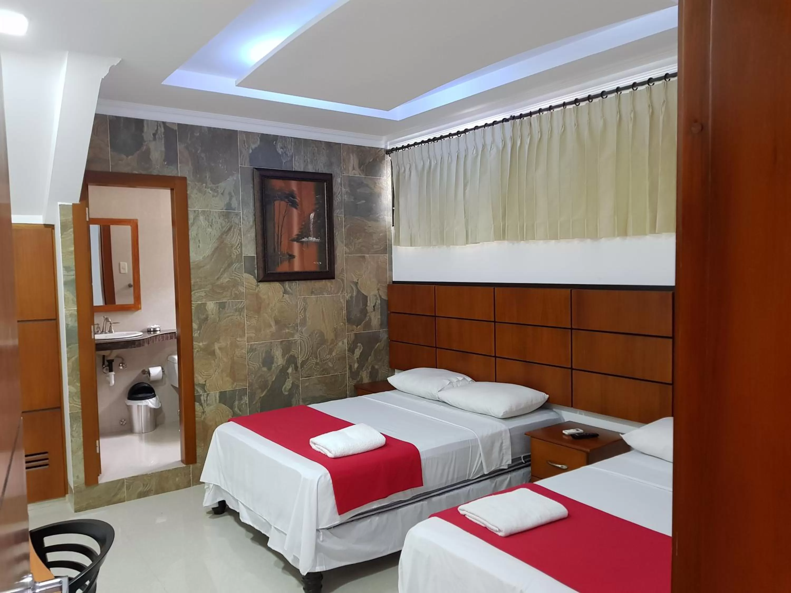 Photo of the whole room, Bed in Hotel Apart Guayaquil Aeropuerto