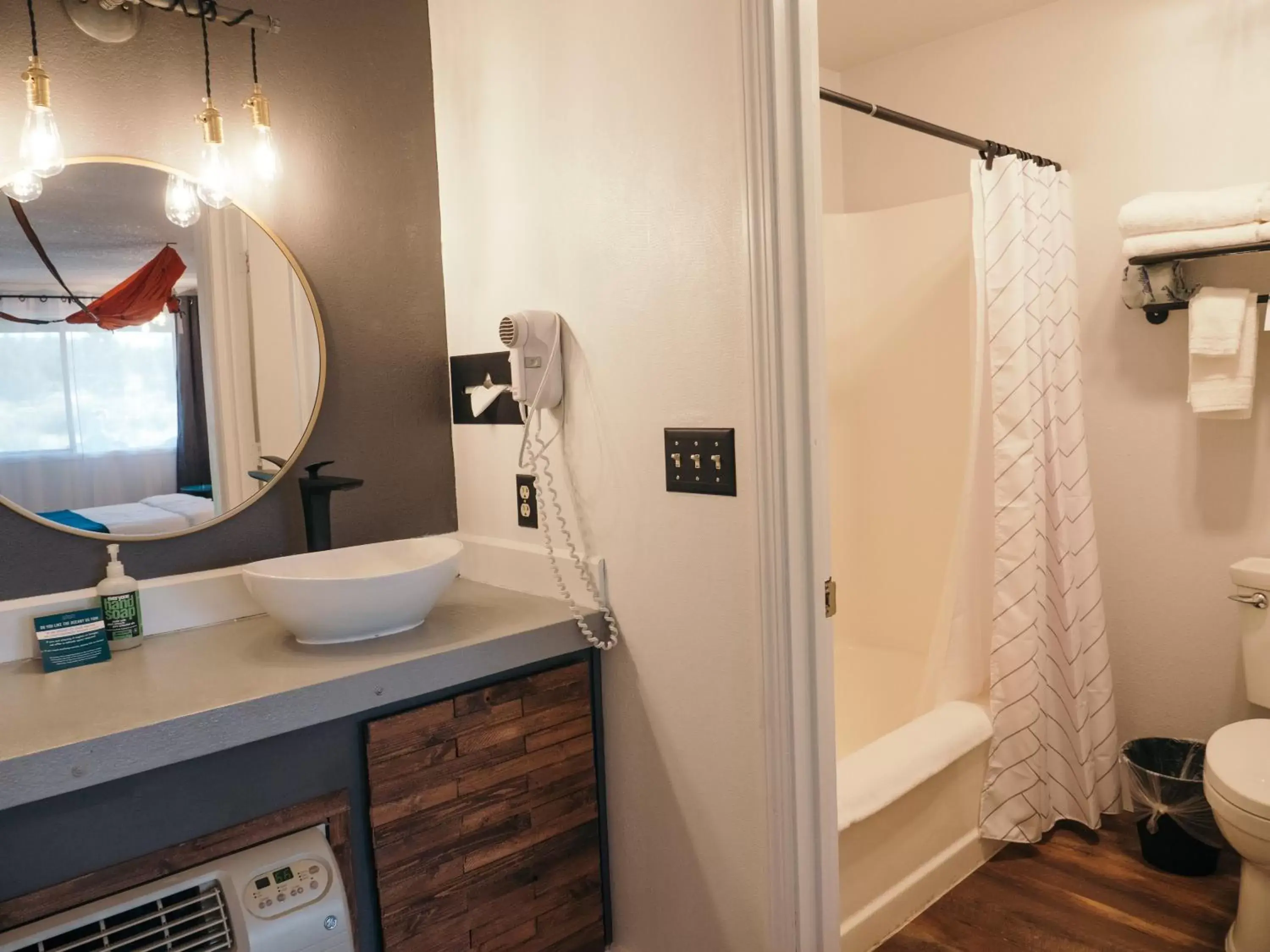 Double Room in LOGE Bend Double Room in LOGE Bend