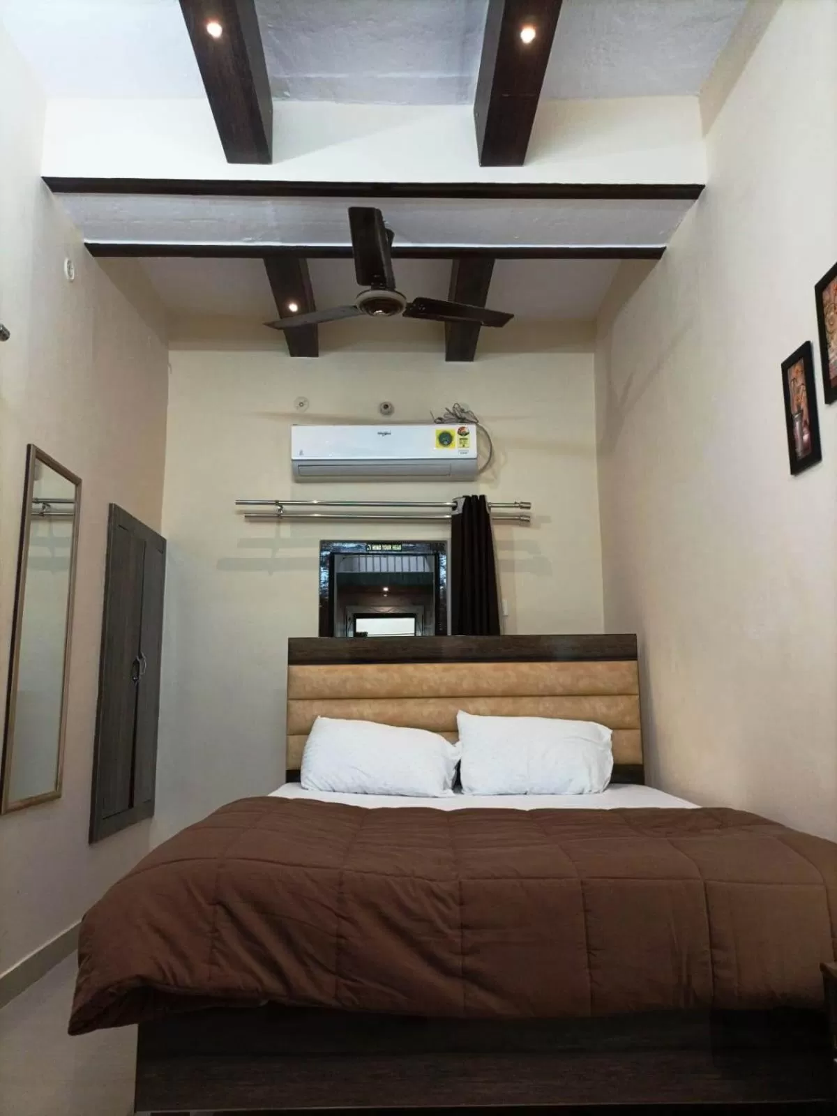 Photo of the whole room, Bed in Foreigners Inn