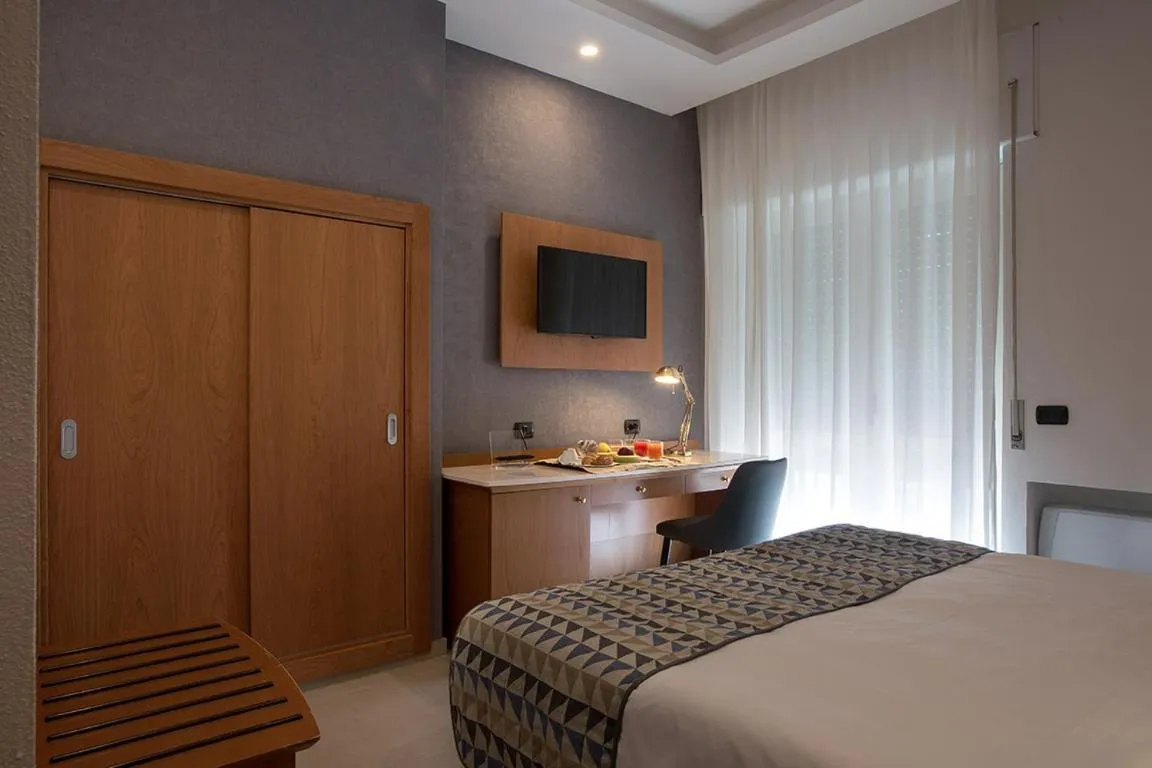 Bedroom, Bed in American Hotel