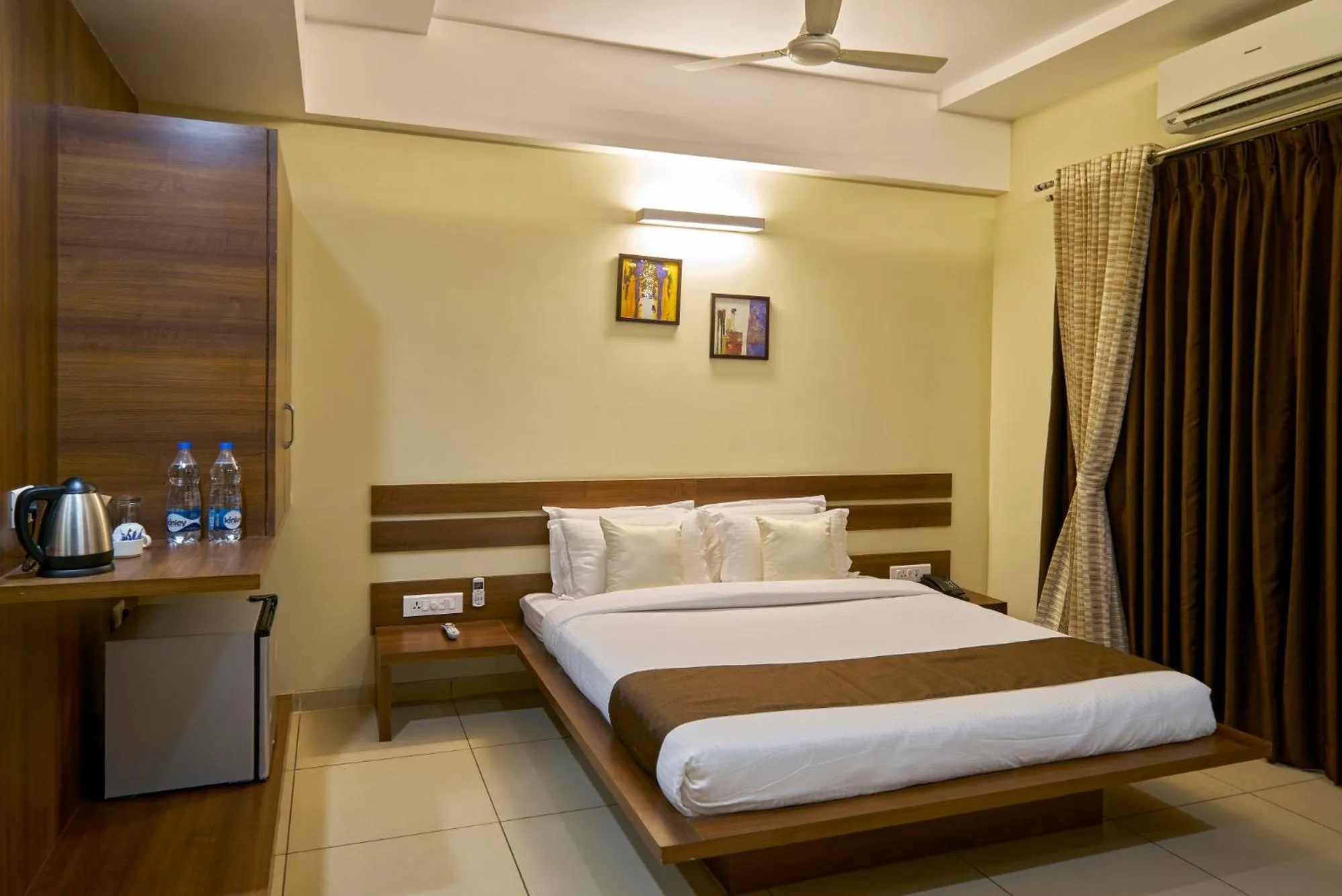 Bedroom, Bed in Hotel 3 Leaves NEAR CENTRAL BUS STAND