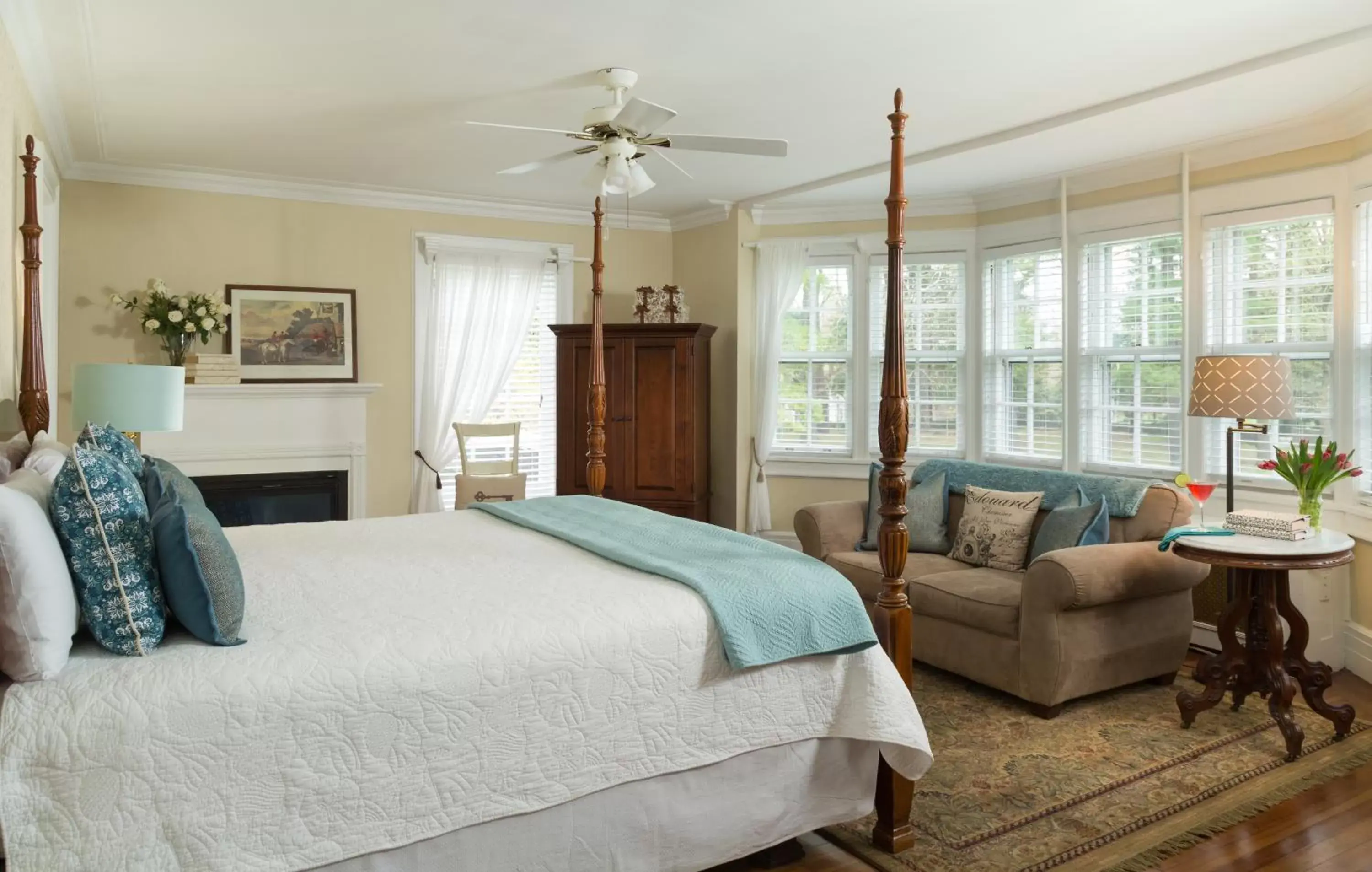 Room 3 - Deluxe King Room with Garden View in Four Chimneys Inn Room 3 - Deluxe King Room with Garden View in Four Chimneys Inn