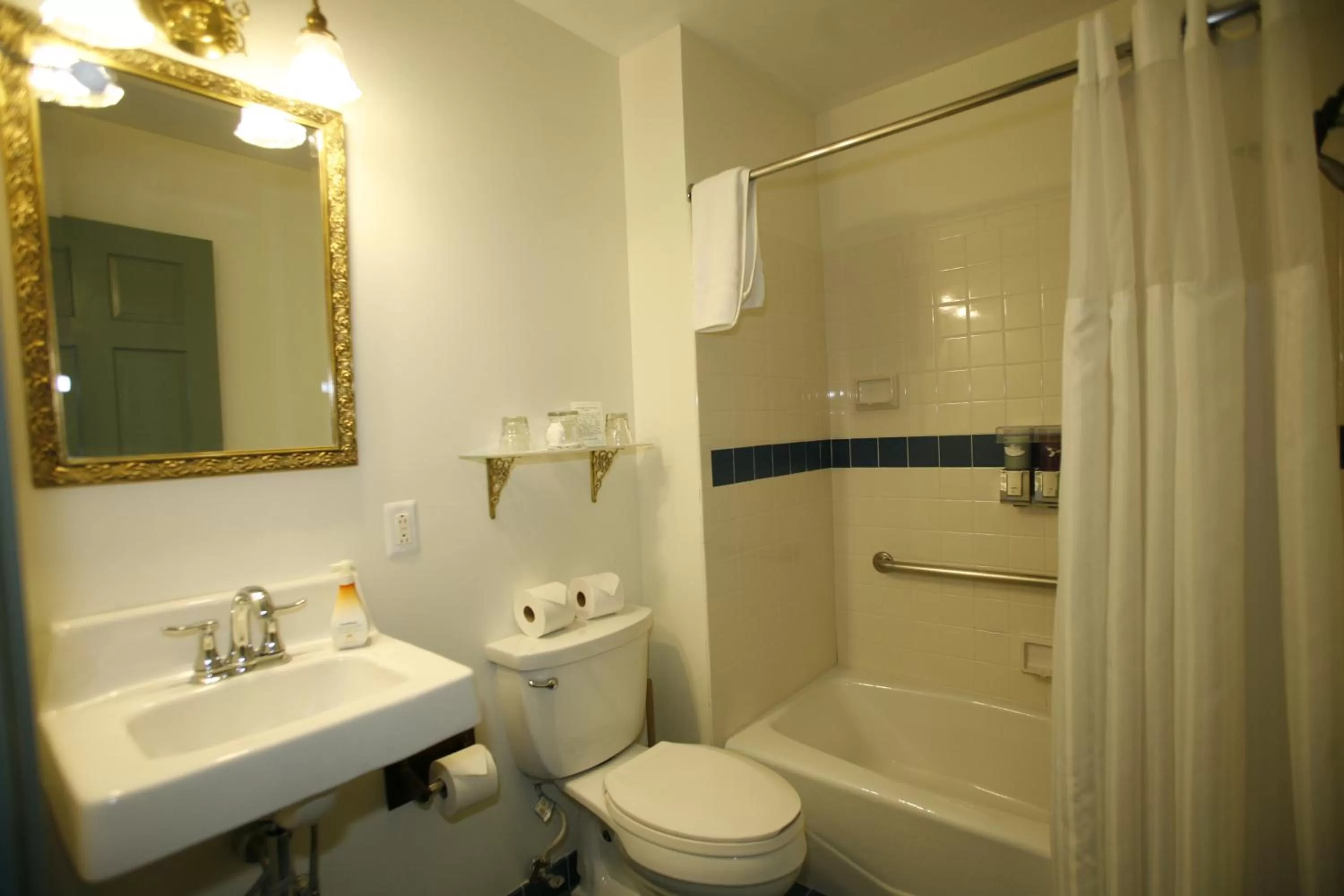 Bathroom in Parsonage Inn Bed and Breakfast