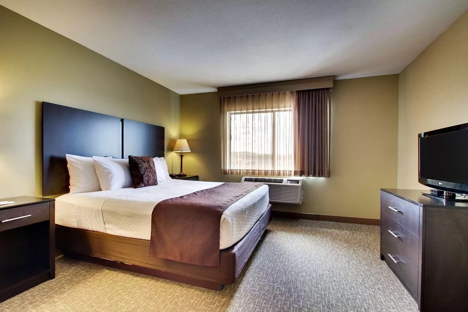 Seating area, Bed in Best Western West Hills Inn