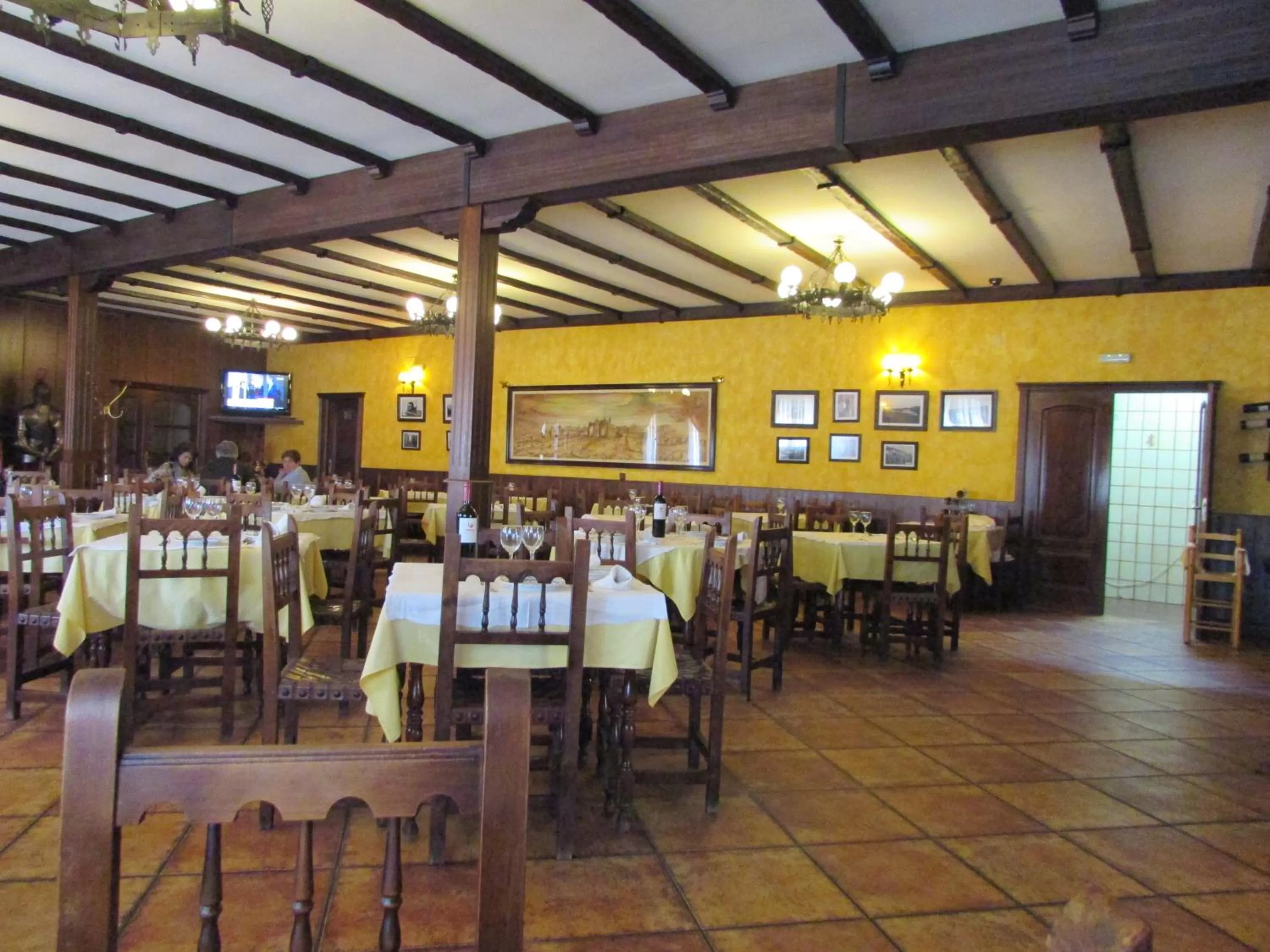 Restaurant/places to eat in Hotel Real Castillo