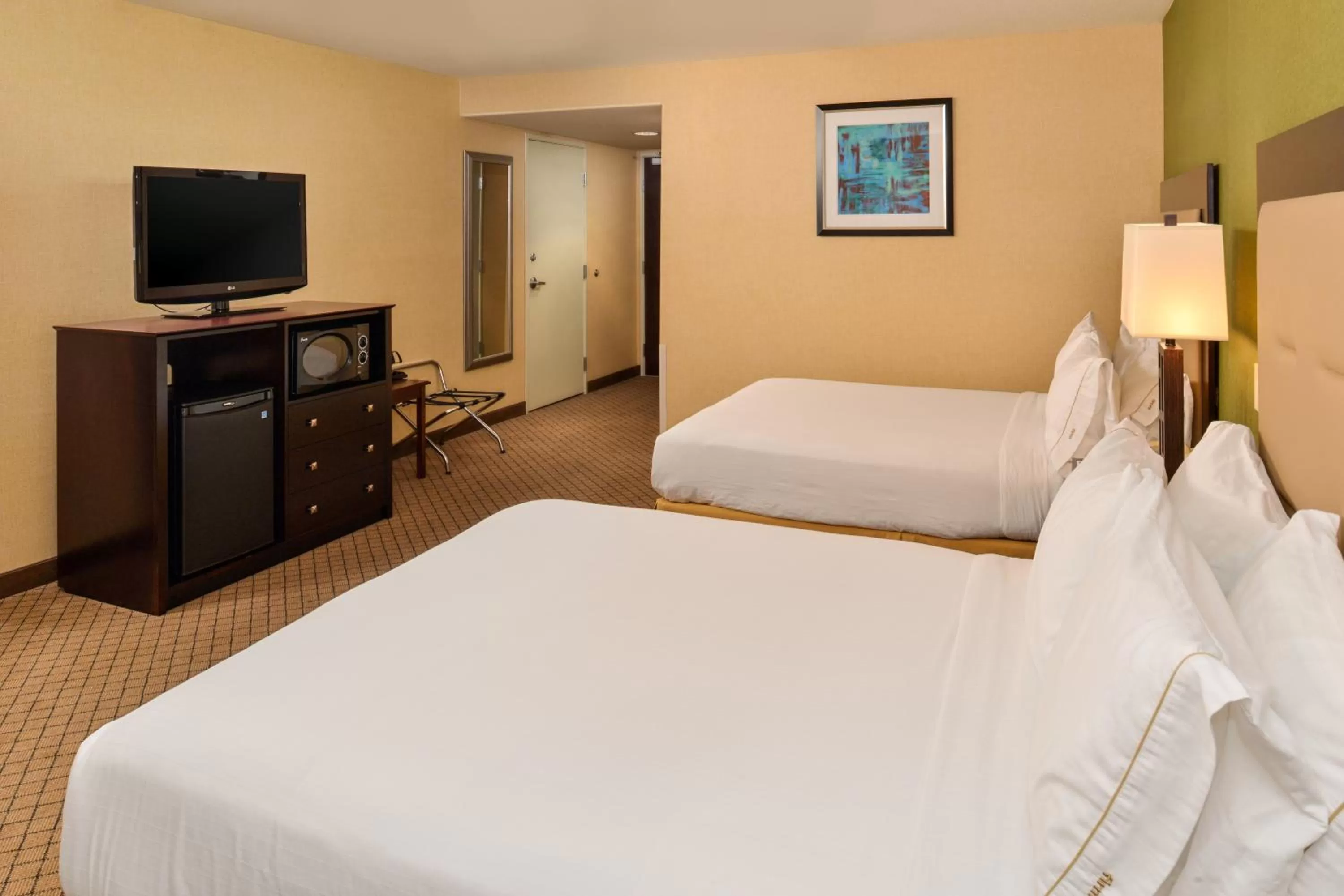 Photo of the whole room, Bed in Holiday Inn Express Woodland by IHG