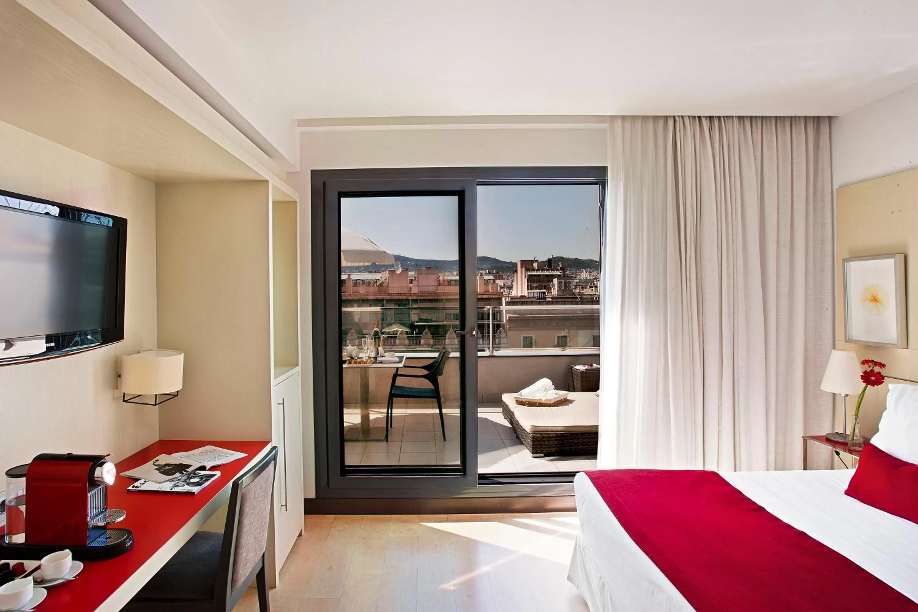 Photo of the whole room, Bed in Grupotel Gran Via 678
