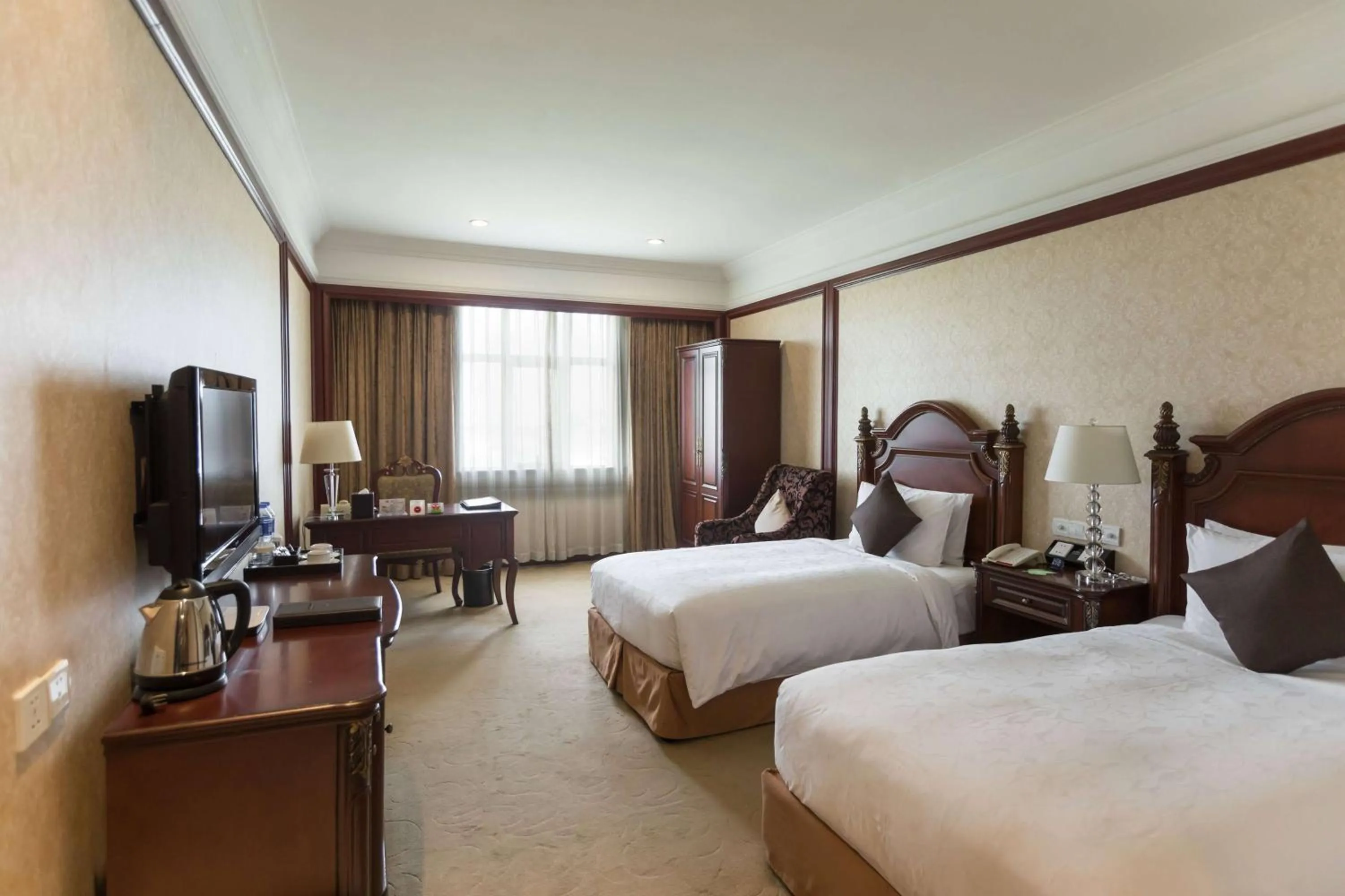 Photo of the whole room, Bed in Wyndham Shanghai Hongqiao