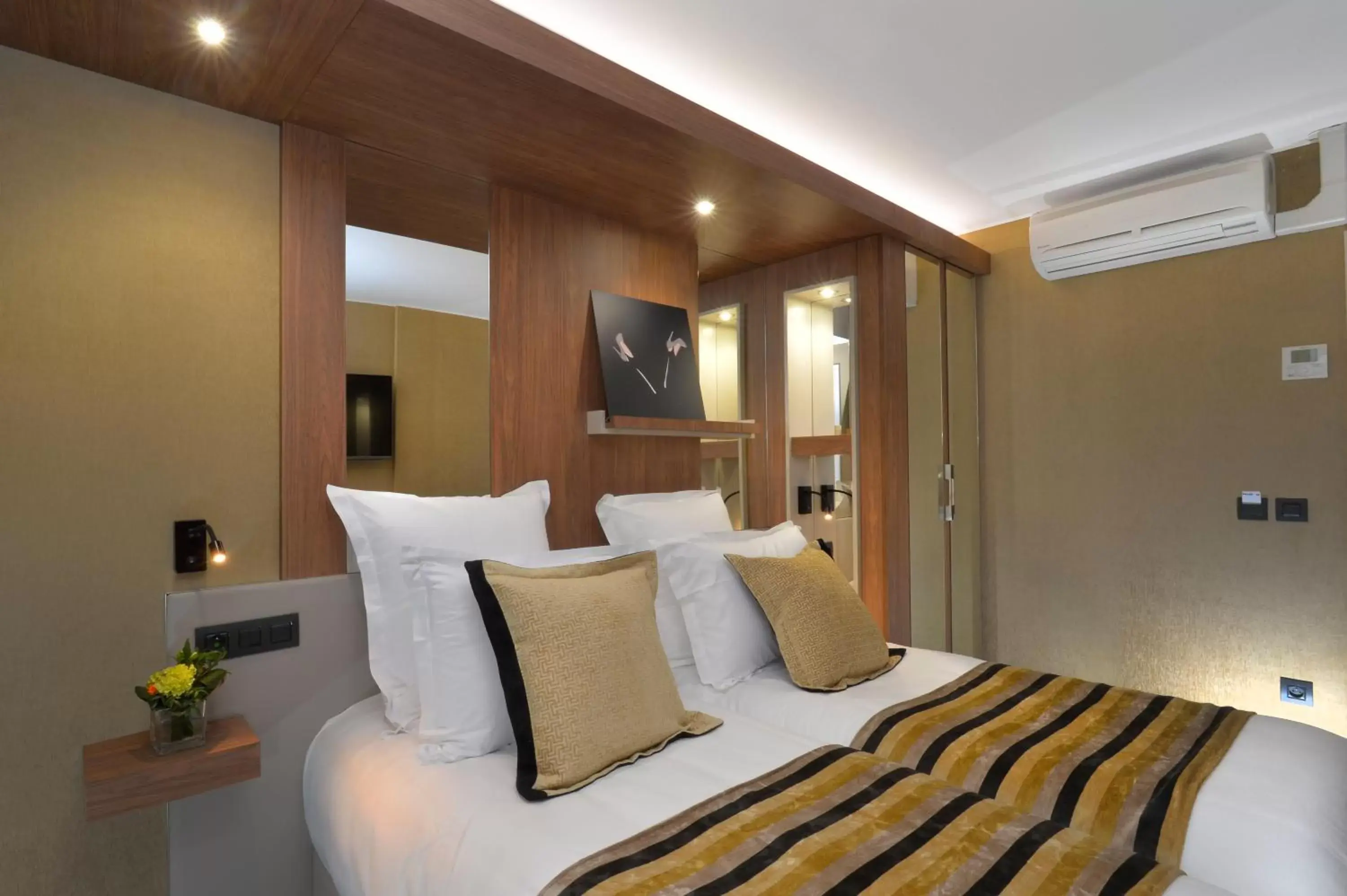 Comfort Twin Room in Hotel le 18 Paris Comfort Twin Room in Hotel le 18 Paris