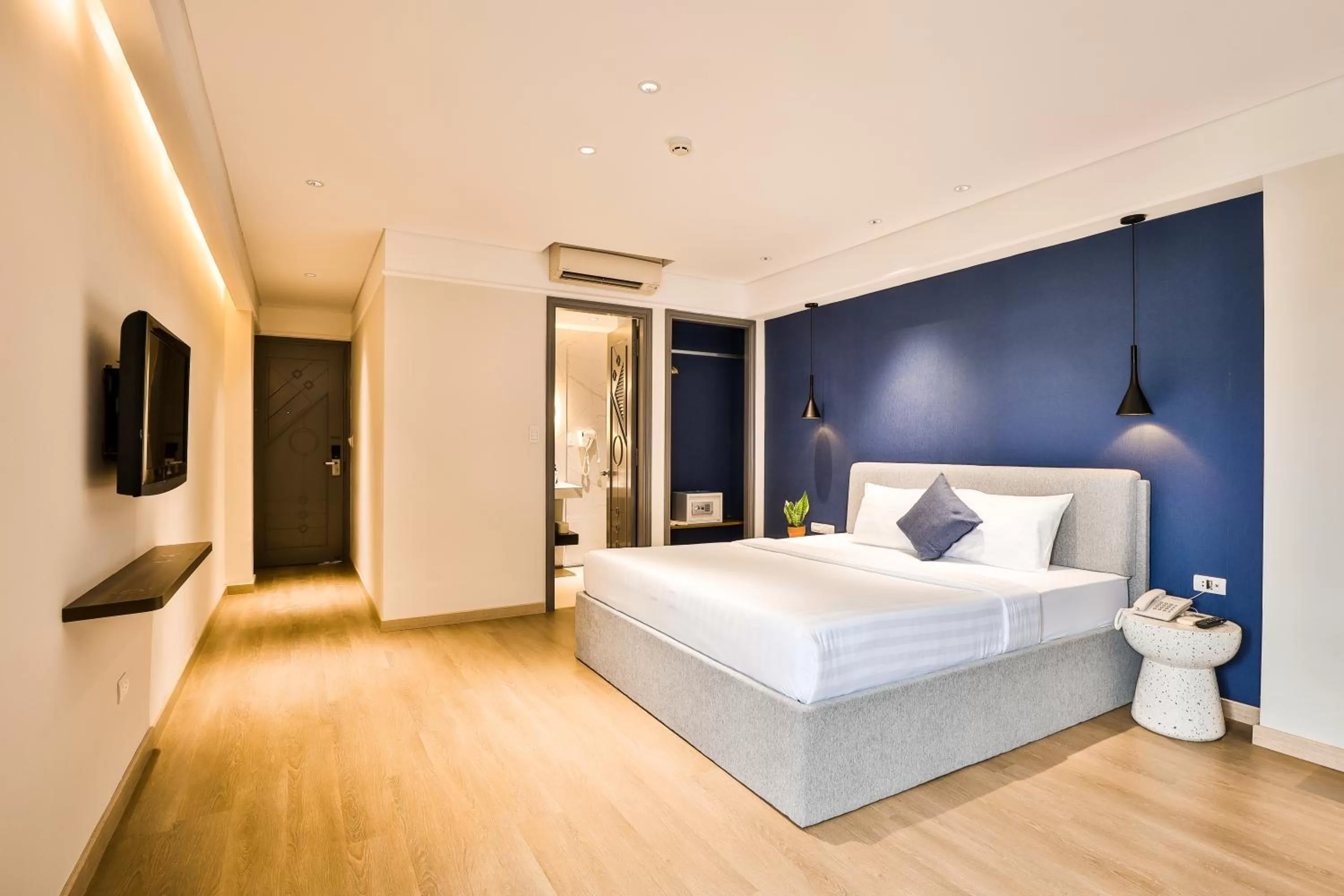 Photo of the whole room, Bed in La Paix Sài Gòn - Boutique Hotel