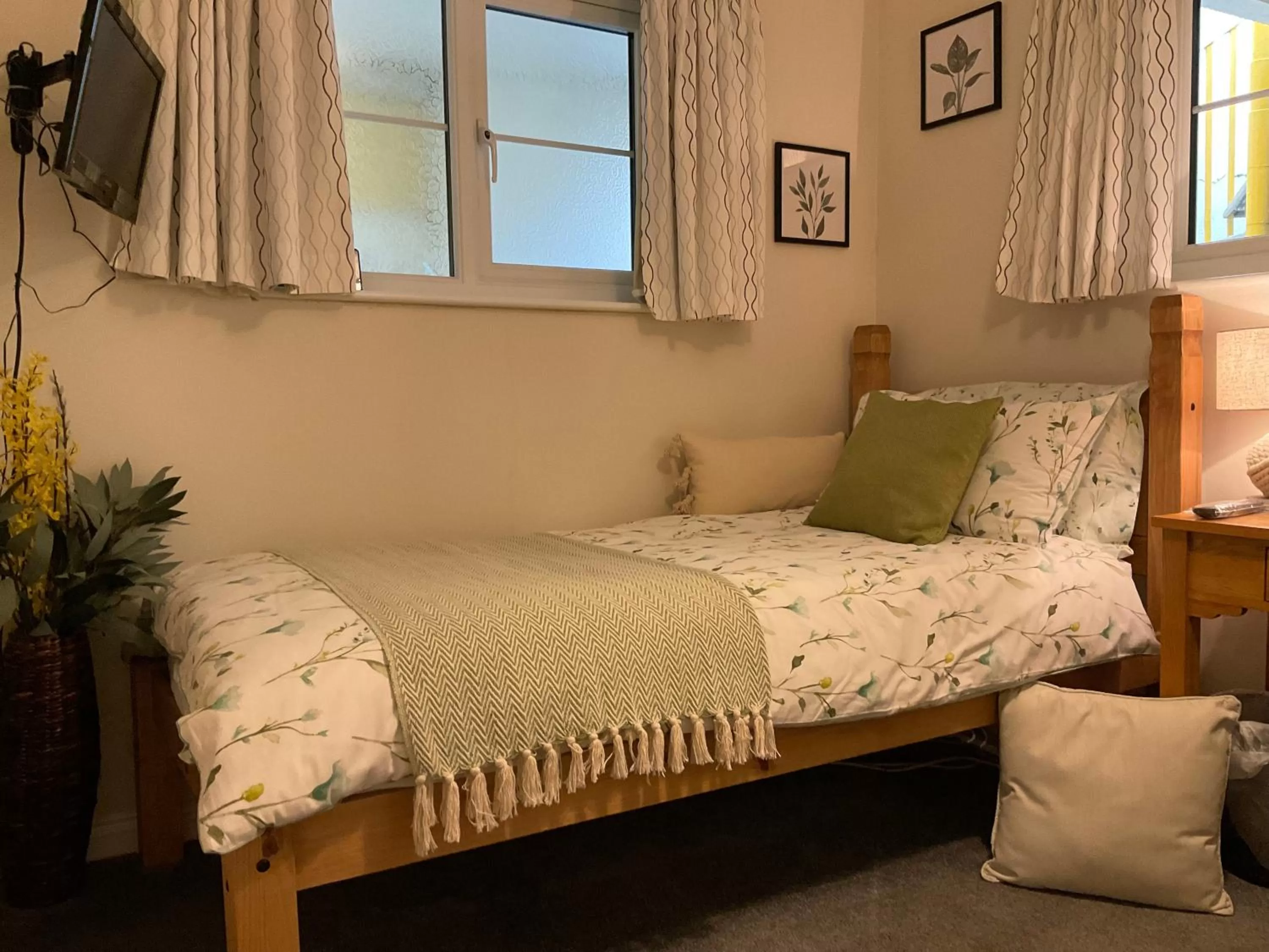 Photo of the whole room, Bed in The Great Grubb