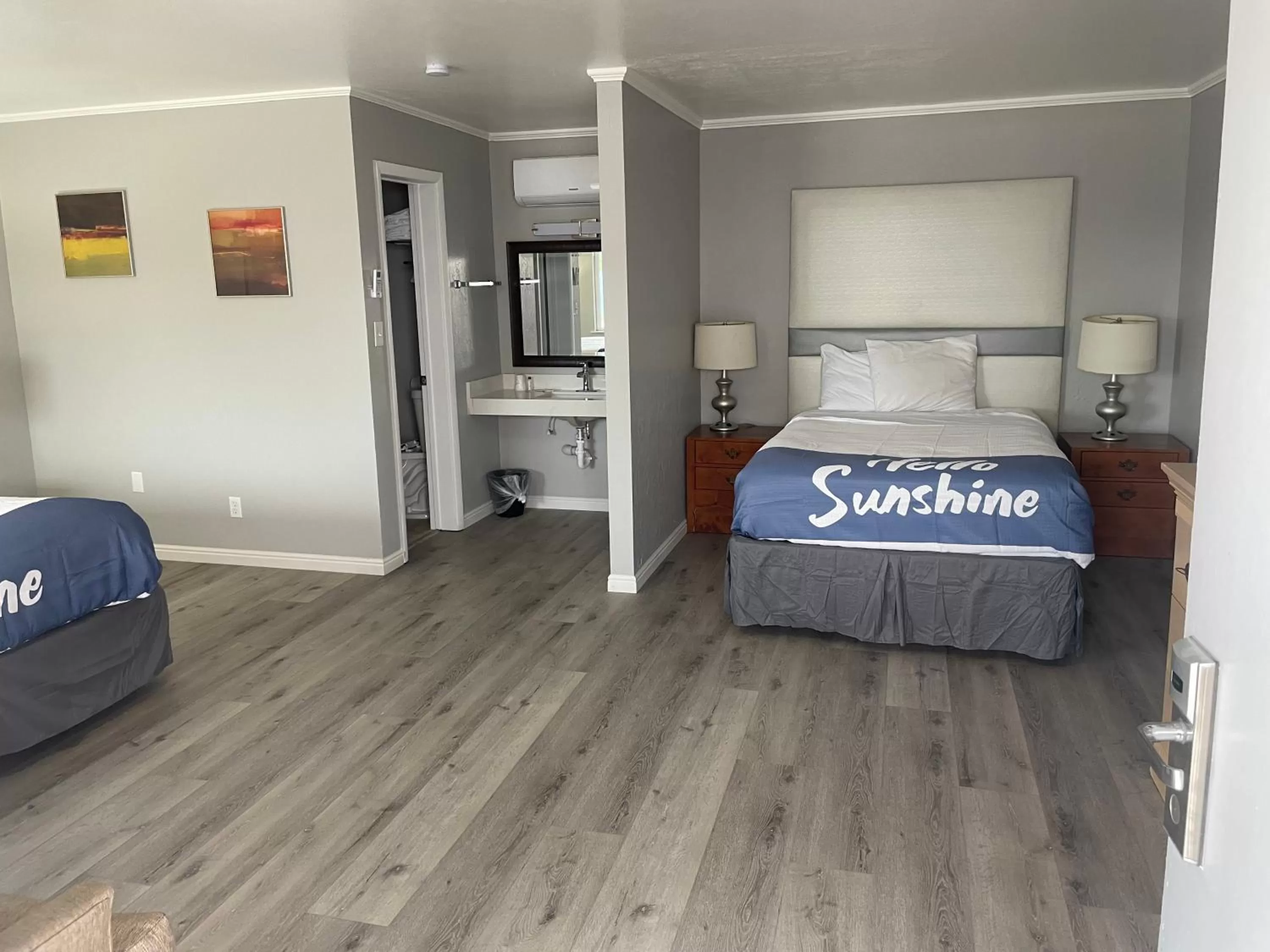 Bedroom, Bed in Sunglow Motel