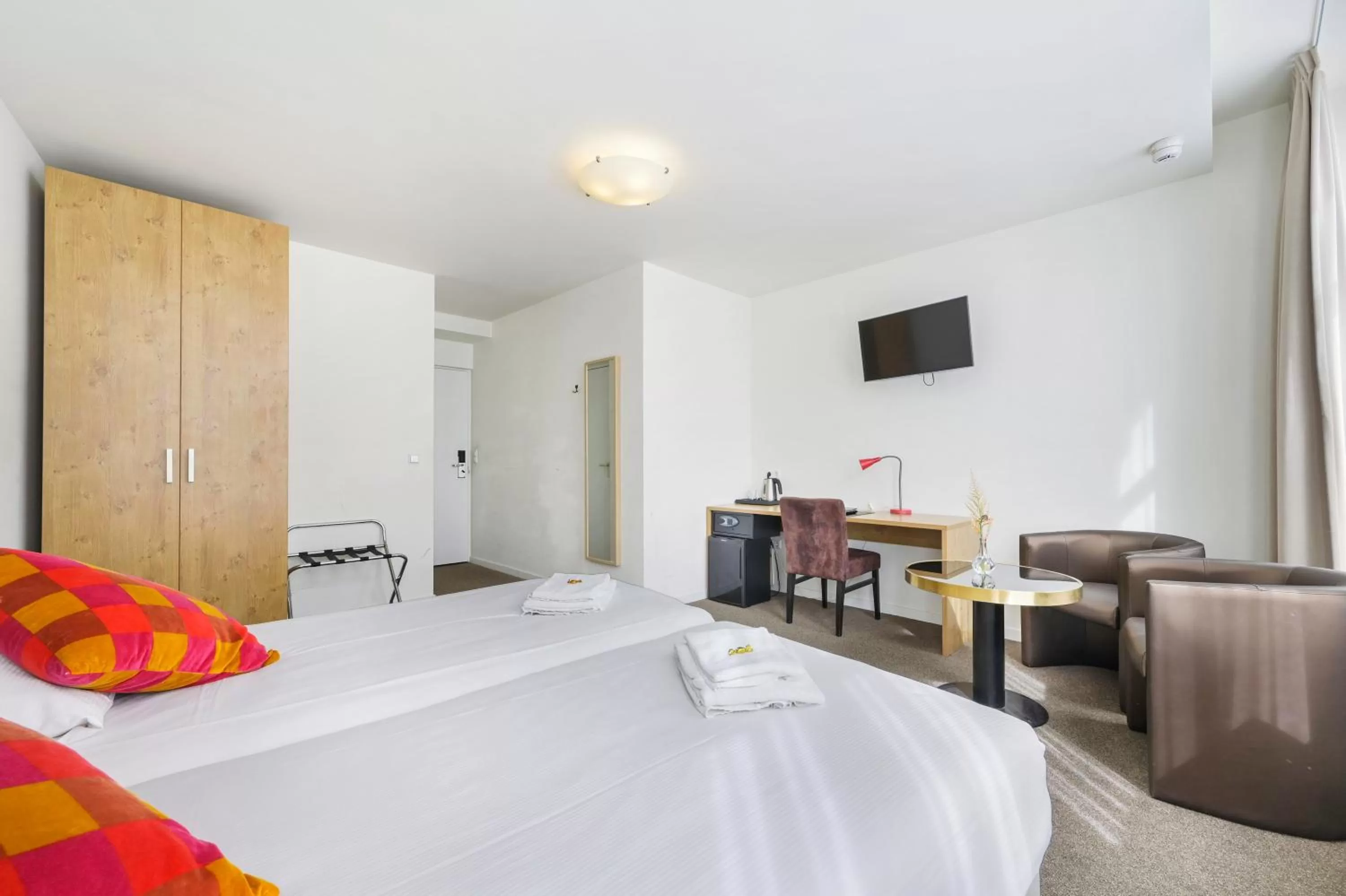 TV and multimedia, Bed in Ambassador City Centre Hotel