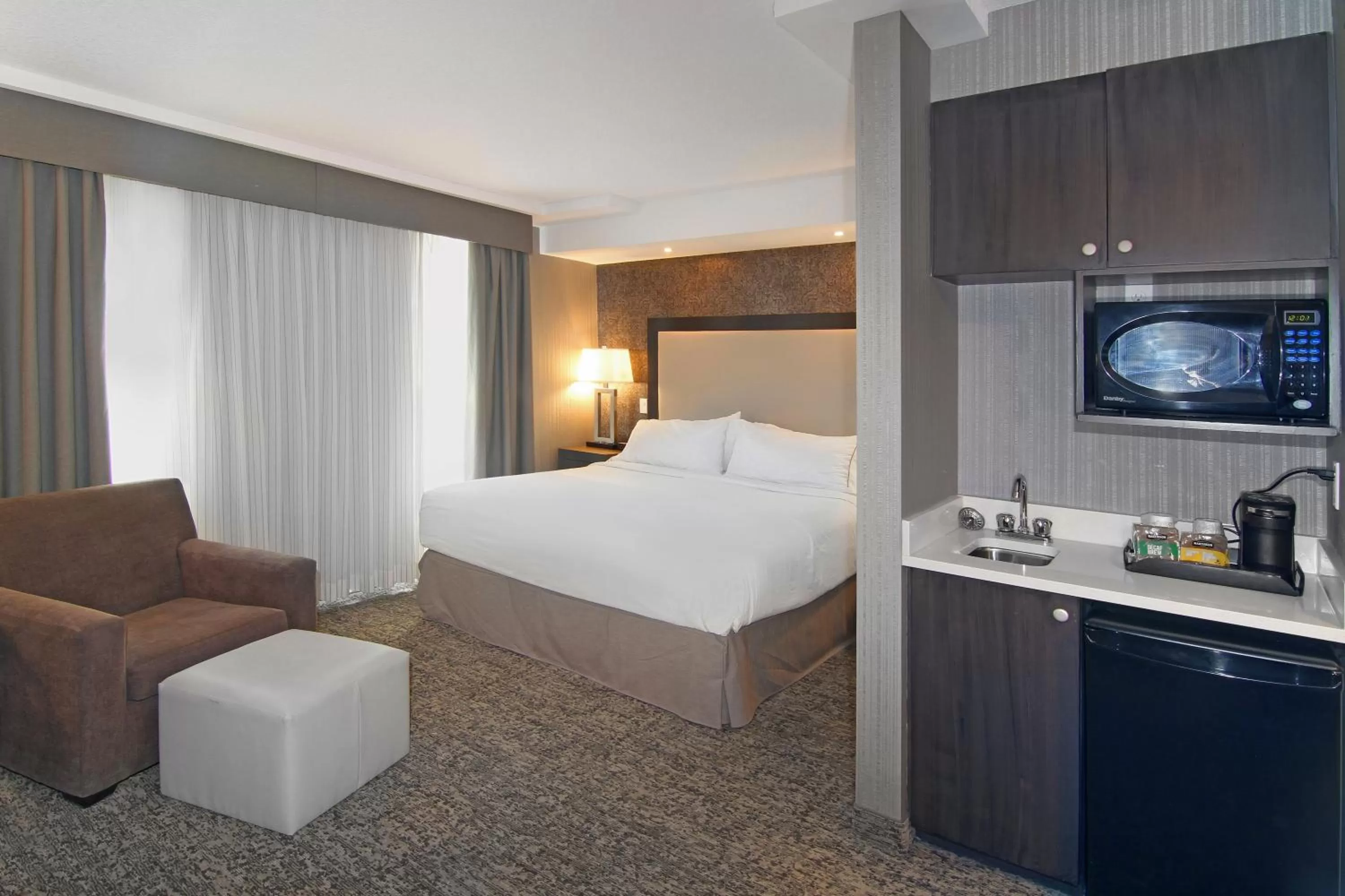 Photo of the whole room, Bed in Holiday Inn Express and Suites Calgary by IHG