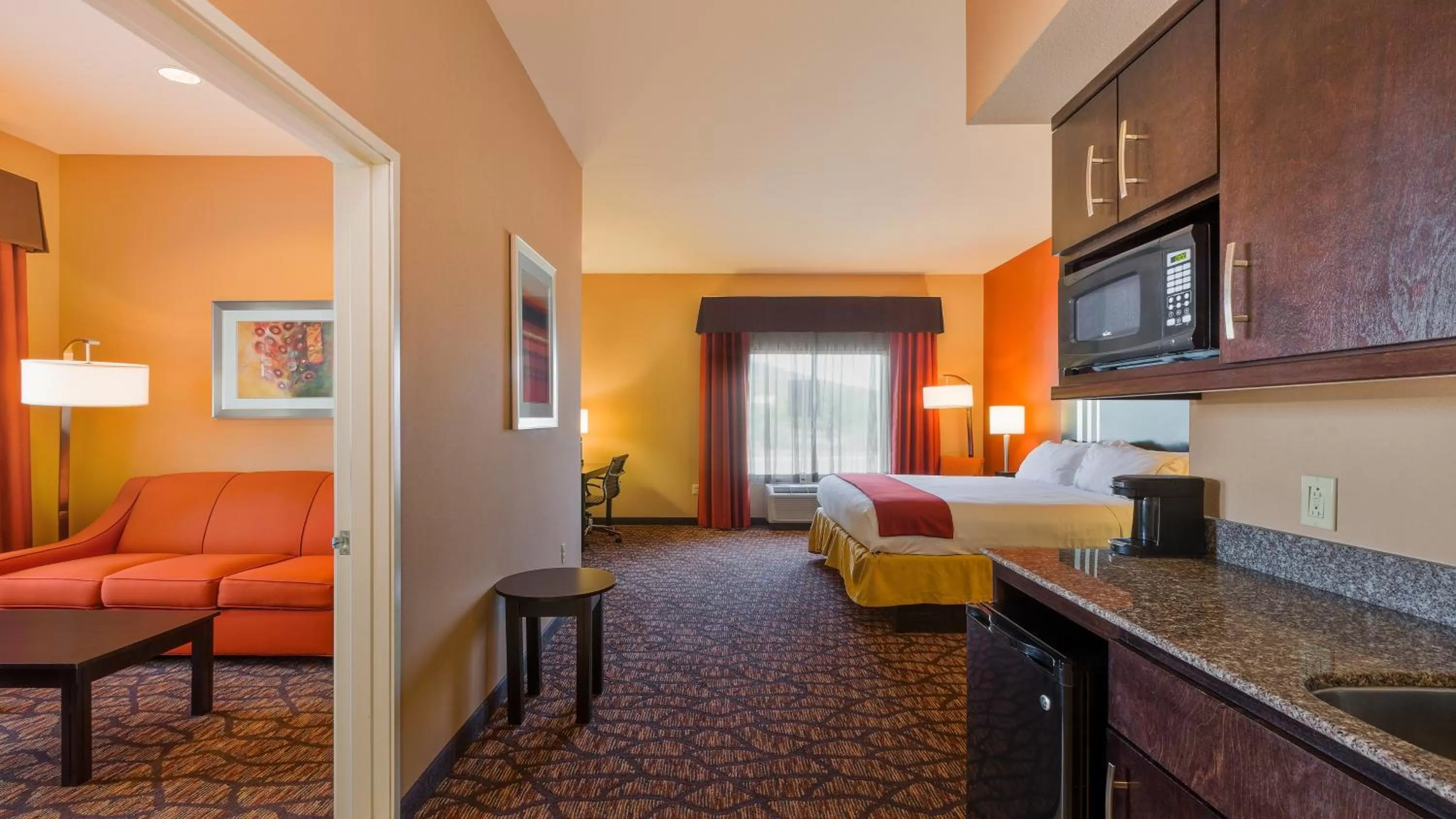 Photo of the whole room, Bed in Holiday Inn Express and Suites Alpine by IHG