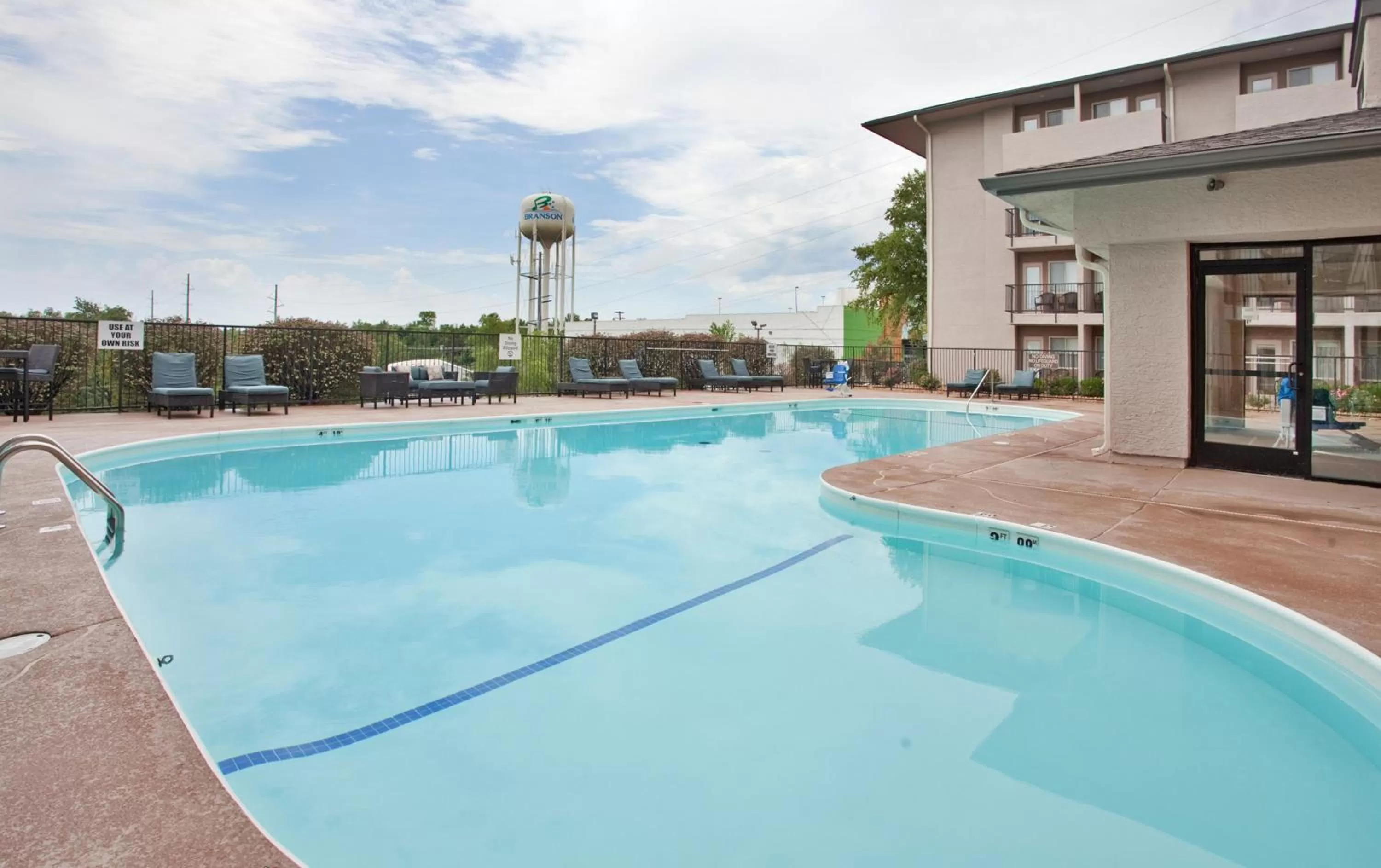 Swimming pool in Holiday Inn Express Hotel & Suites Branson 76 Central by IHG