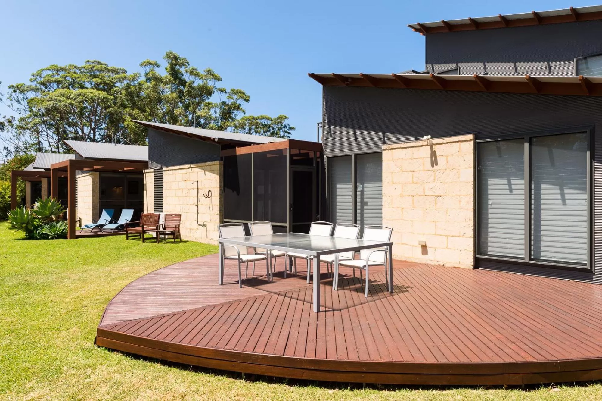 Property building in By the Beach B&B Self Contained Apartments