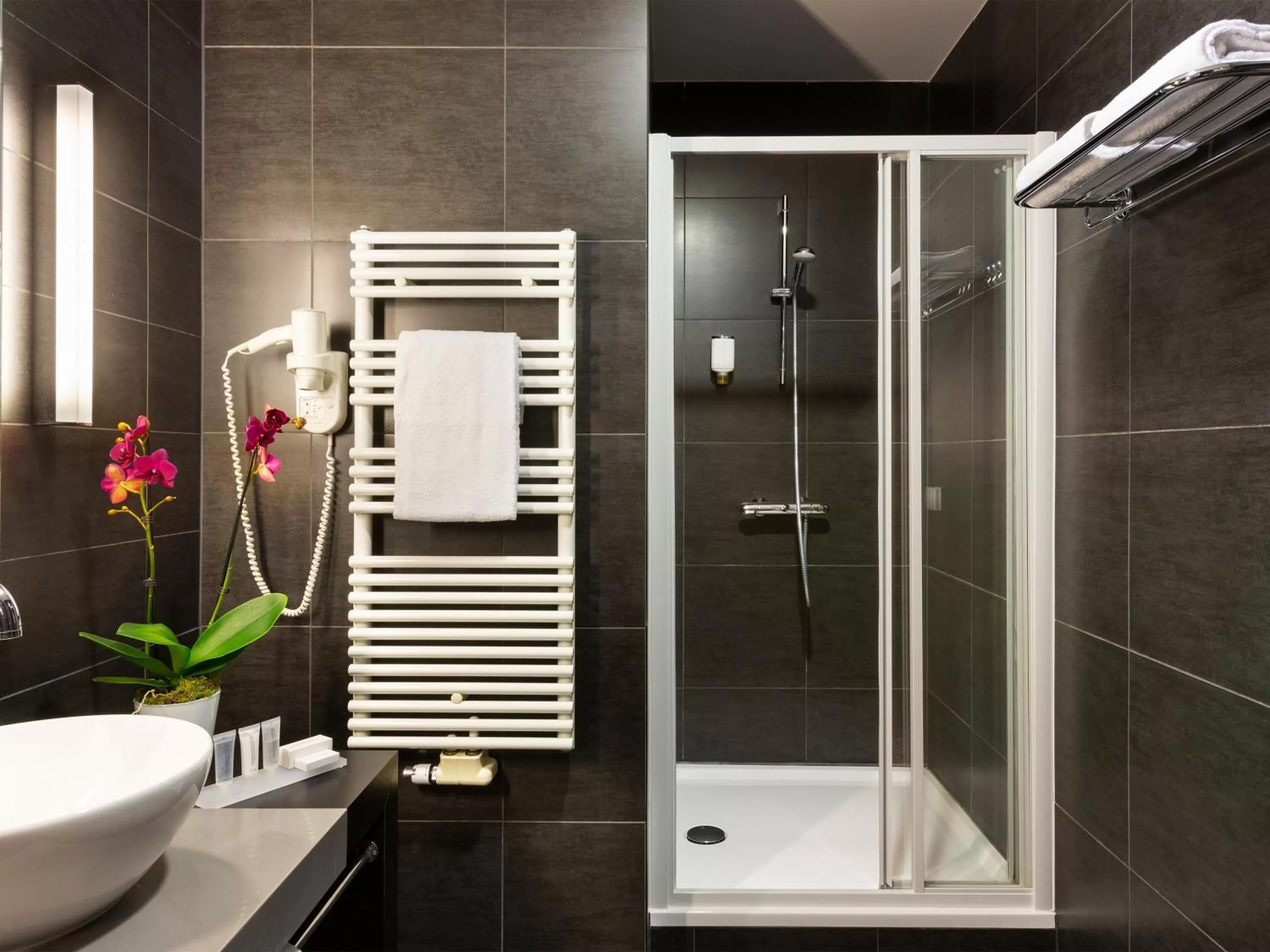 Bathroom in Hotel Ramada Brussels Woluwe