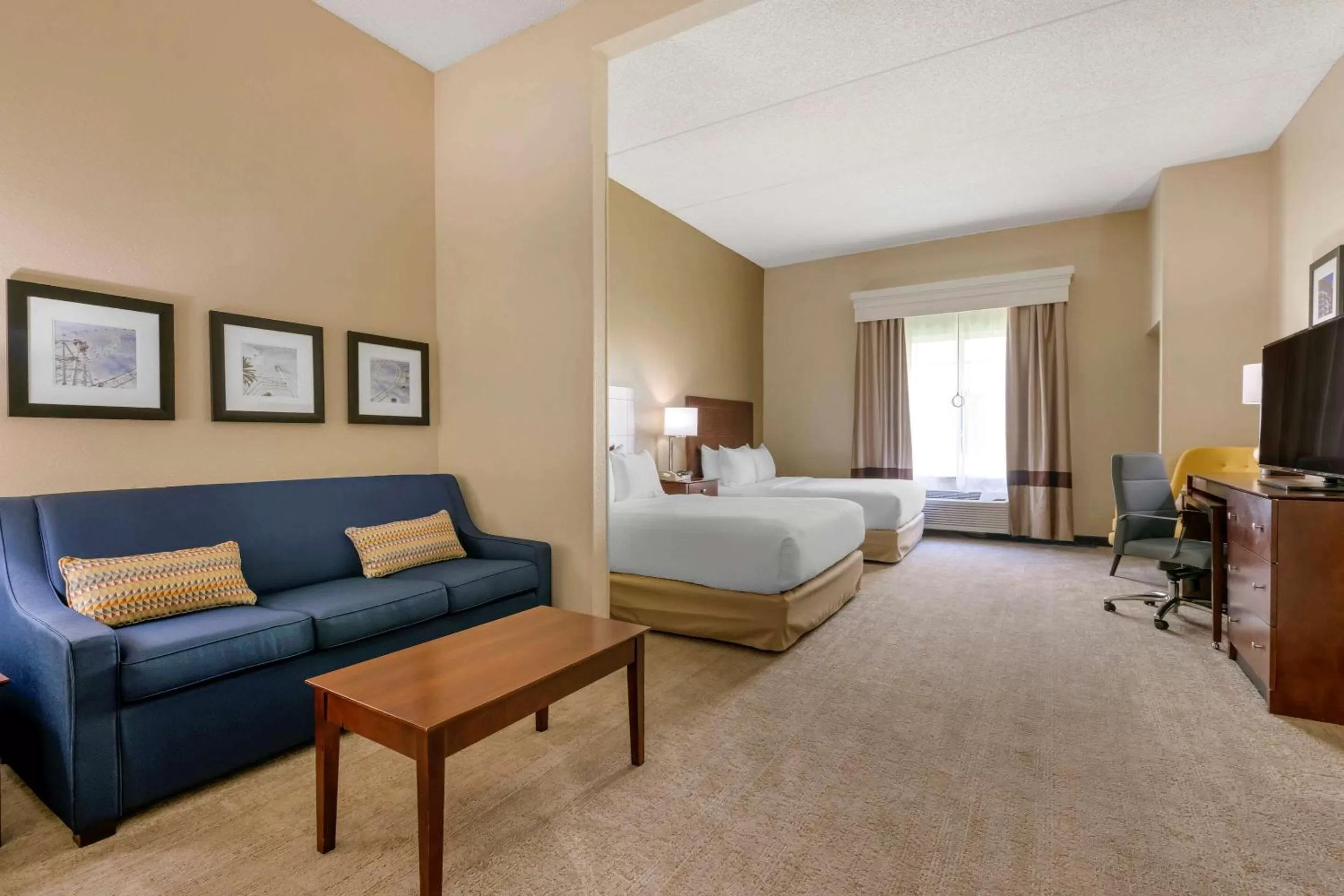 Photo of the whole room, Bed in Comfort Suites Near Universal Orlando Resort
