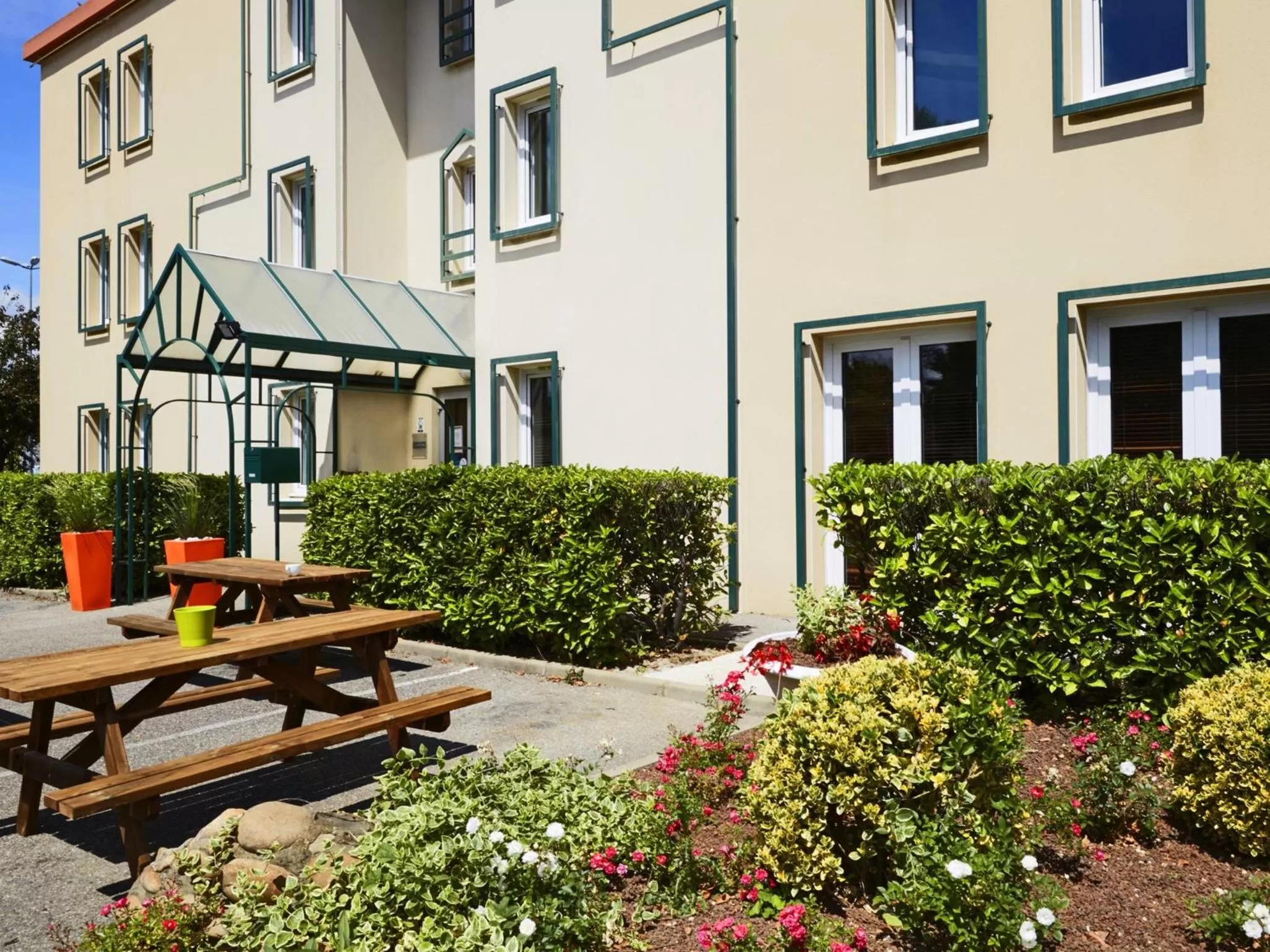 Facade/entrance in HOTEL F1 Lyon Genay Massieux