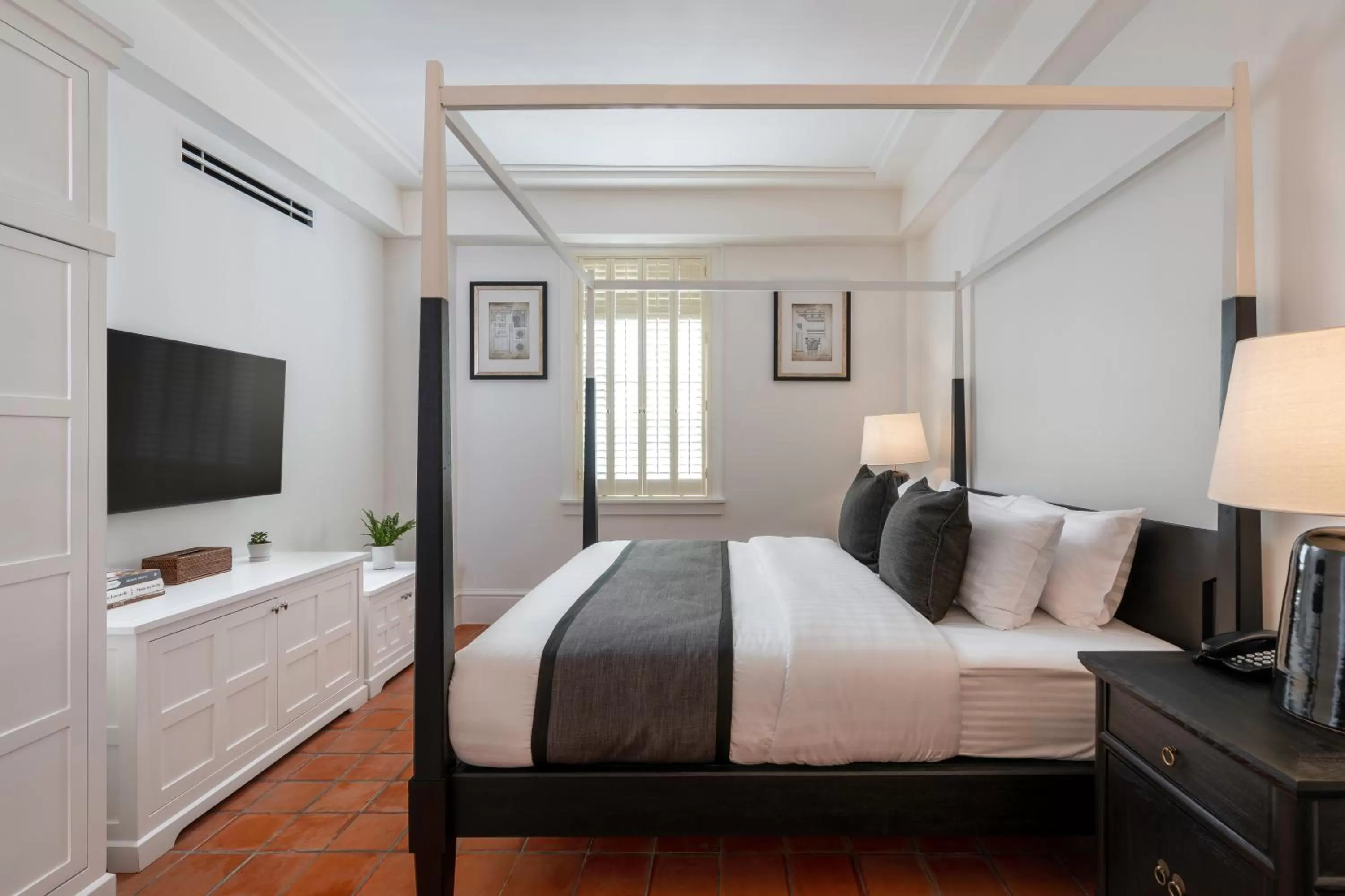 Communal lounge/ TV room, Bed in Bella Nara Hotel Chiang Mai