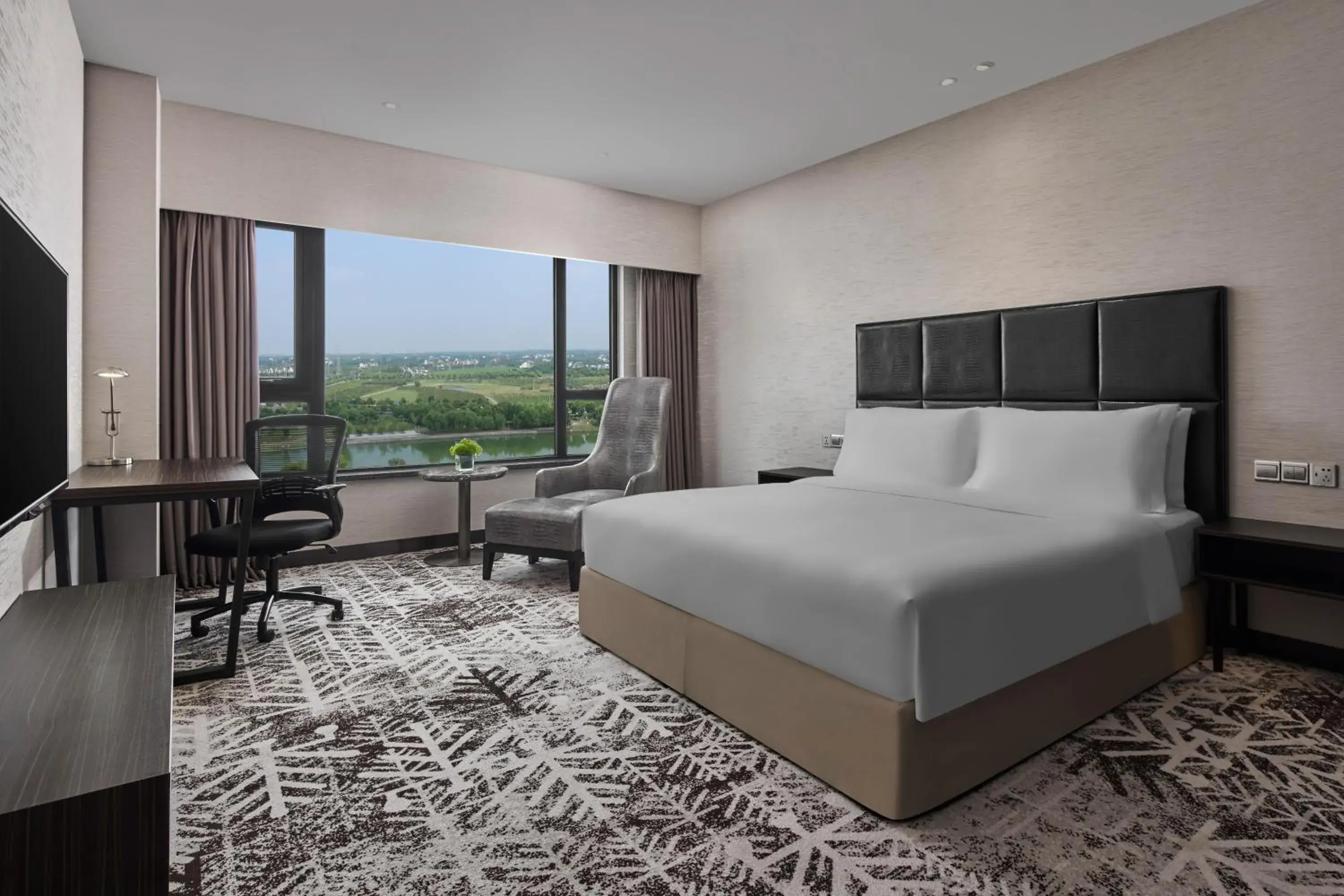 Standard King Room with Lake View in Crowne Plaza Shanghai Jinshan by IHG Standard King Room with Lake View in Crowne Plaza Shanghai Jinshan by IHG