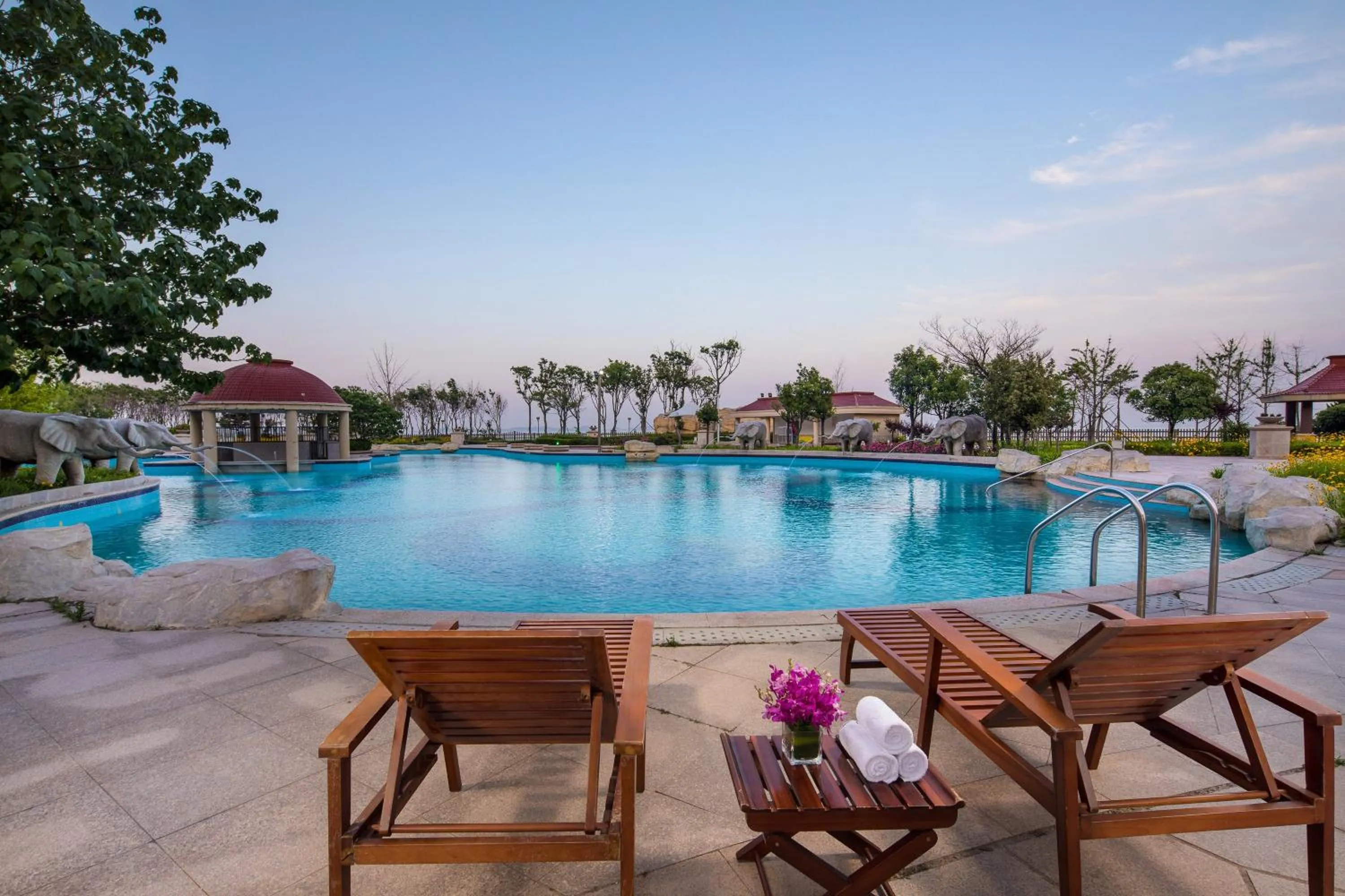 Swimming pool in Crowne Plaza Ocean Spring Resort by IHG