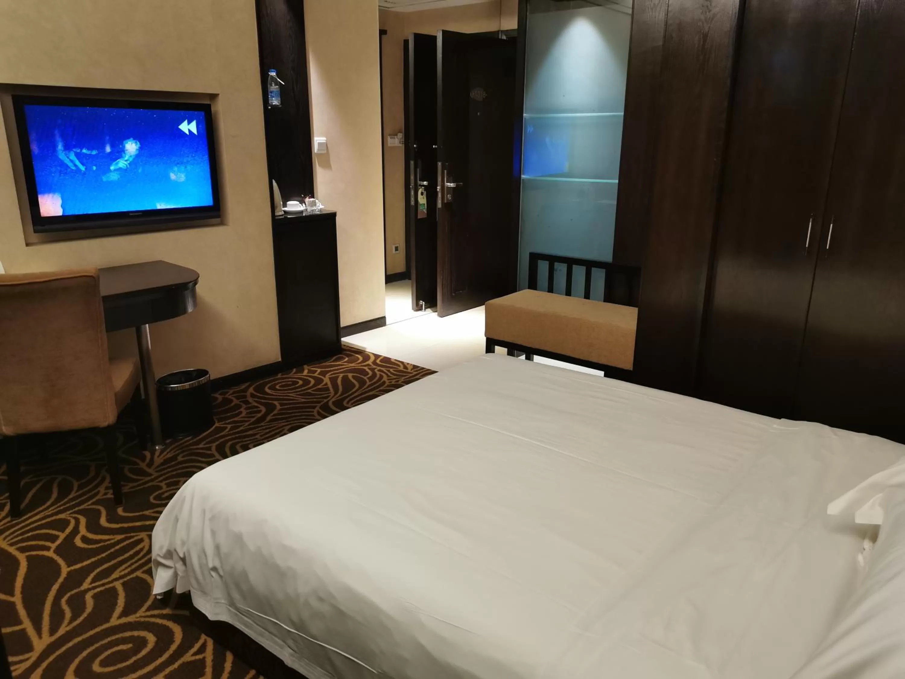 People, Bed in Hua Shi Hotel